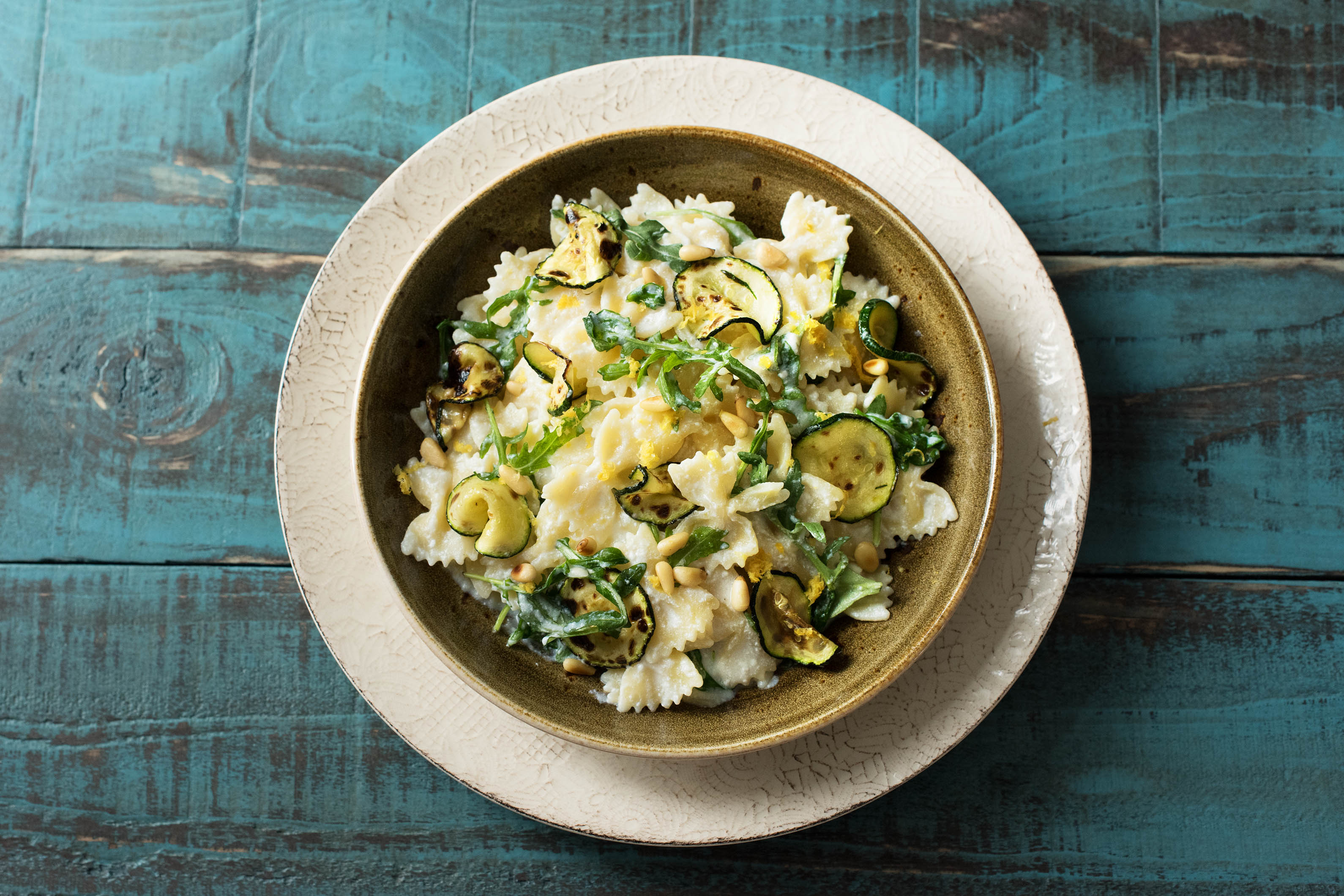 Zitrus-Rucola-Farfalle mit gegrillter Zucchini