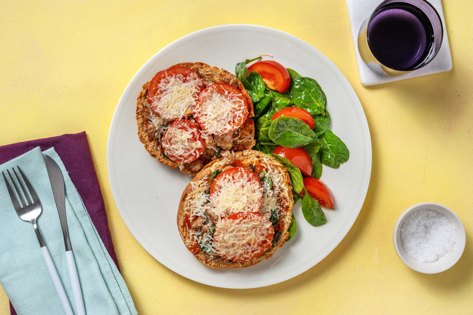 Focaccia toast met kipgehakt en gegratineerde kaas