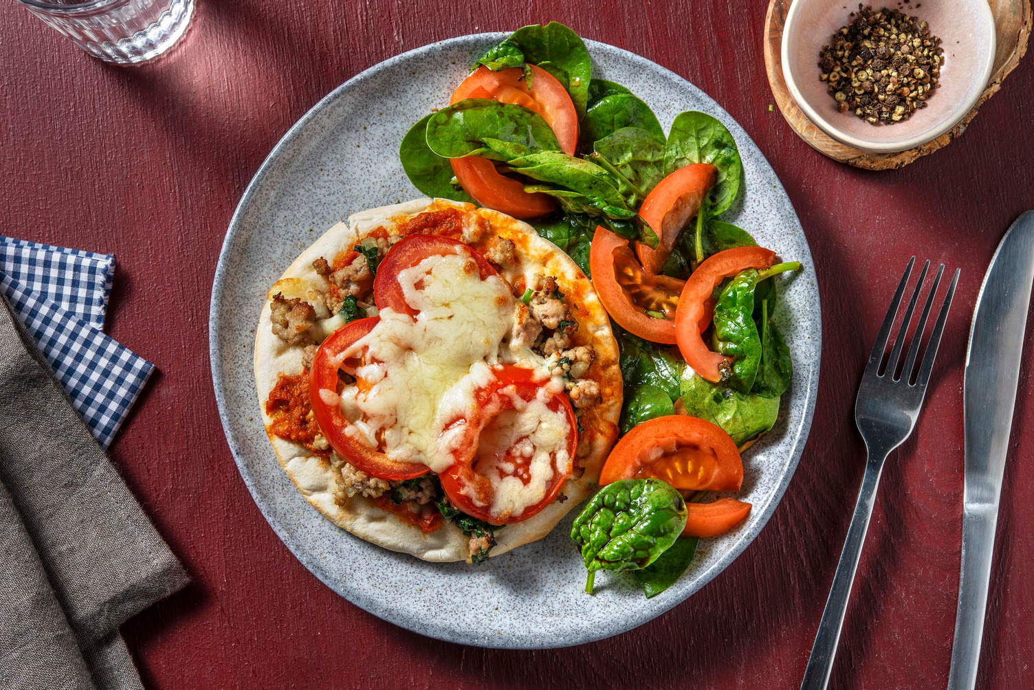 Focaccia toast met kipgehakt en gegratineerde kaas