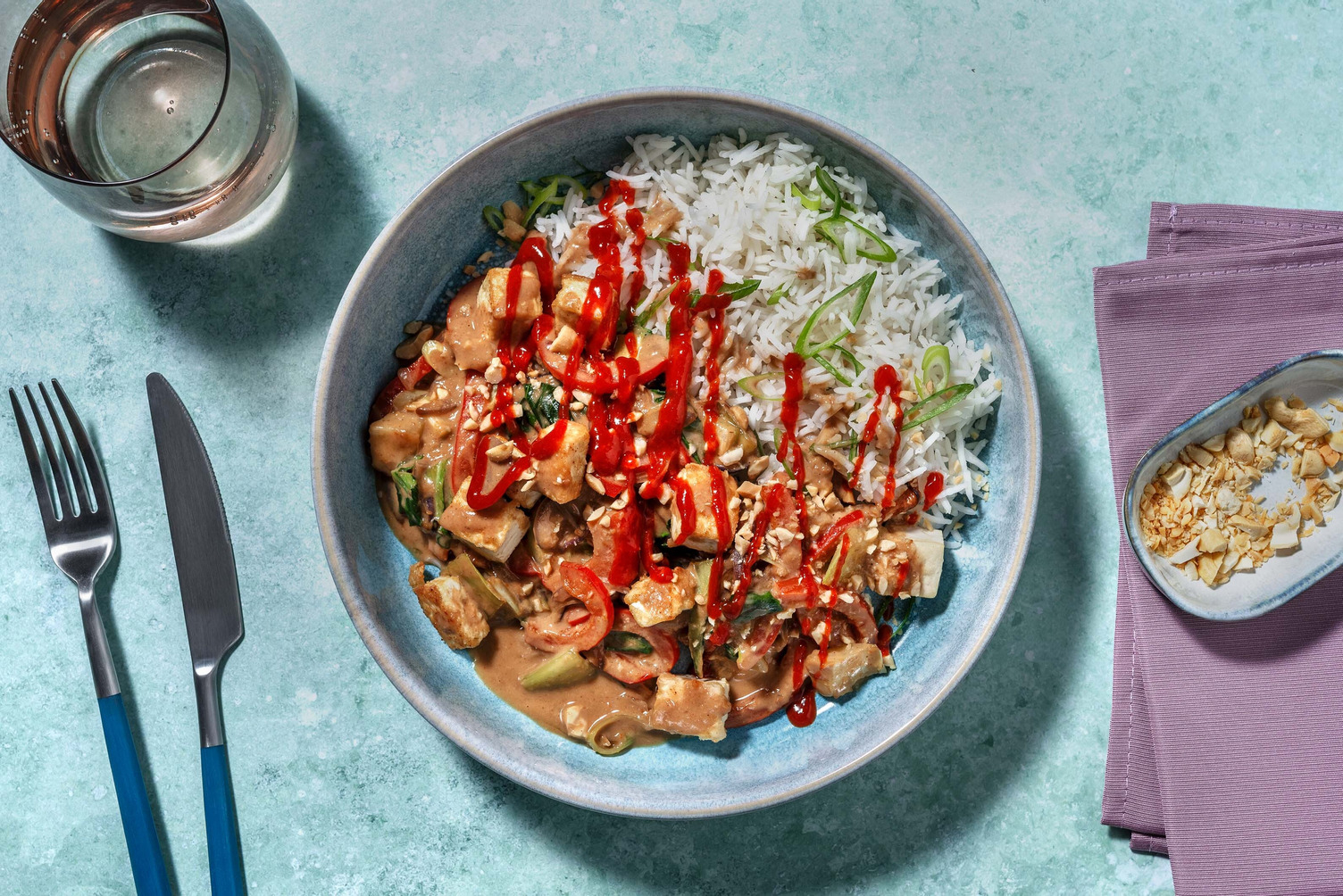 Tofu style kung pao dans une sauce sriracha-arachides