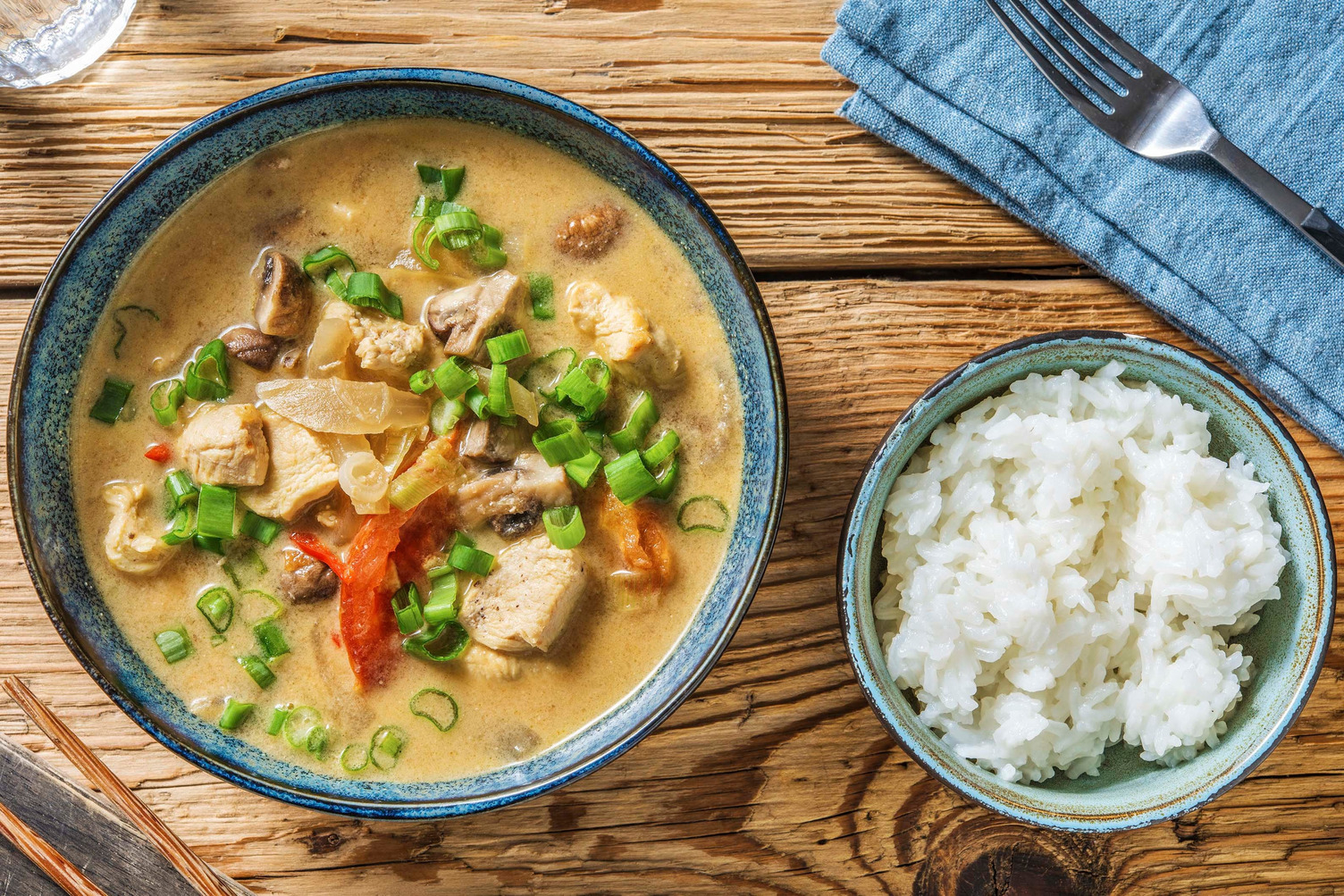 Tom Kha Gai! Thailändische Kokossuppe