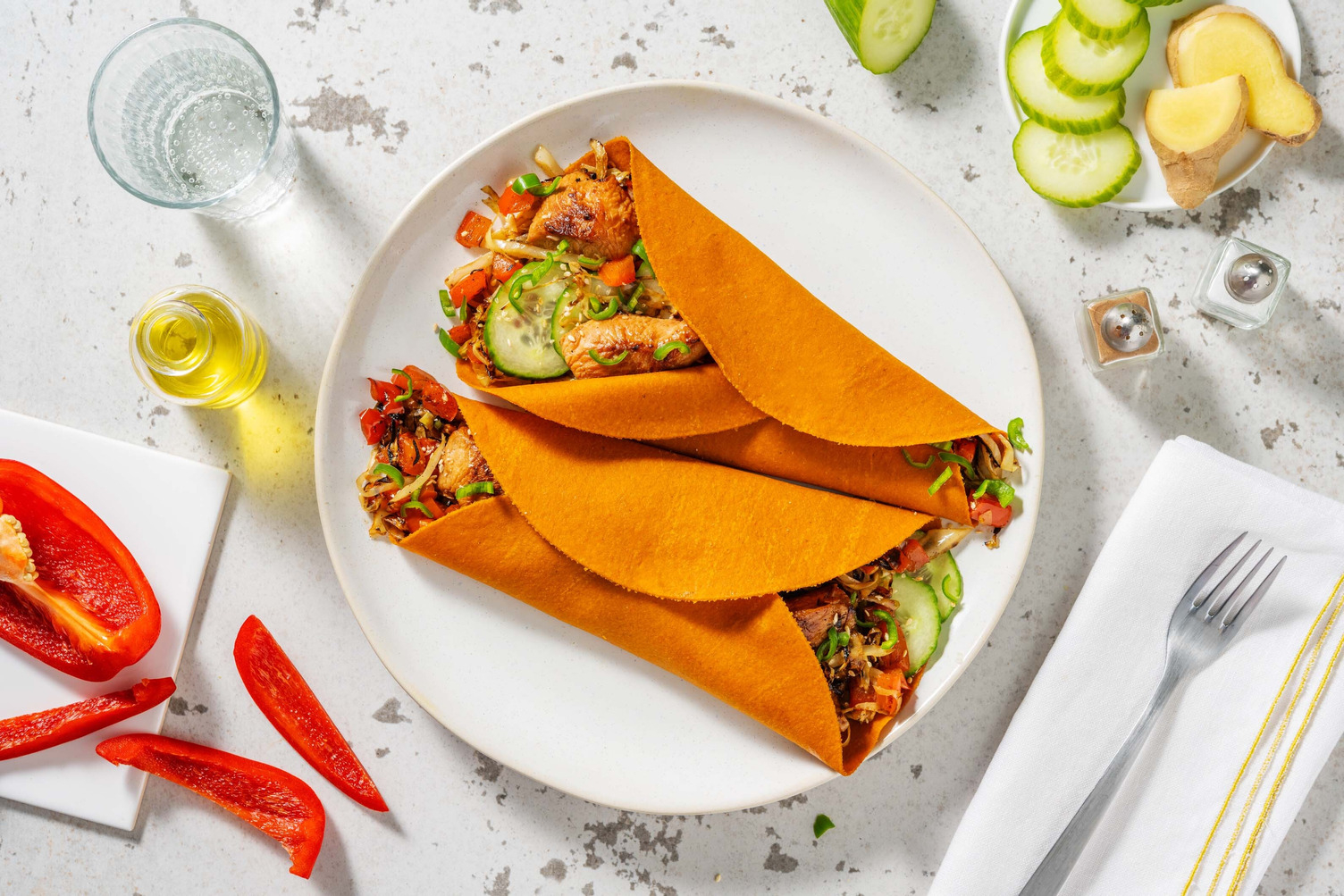 Paprika-chili tortilla's met varkenshaaspuntjes en gomasio