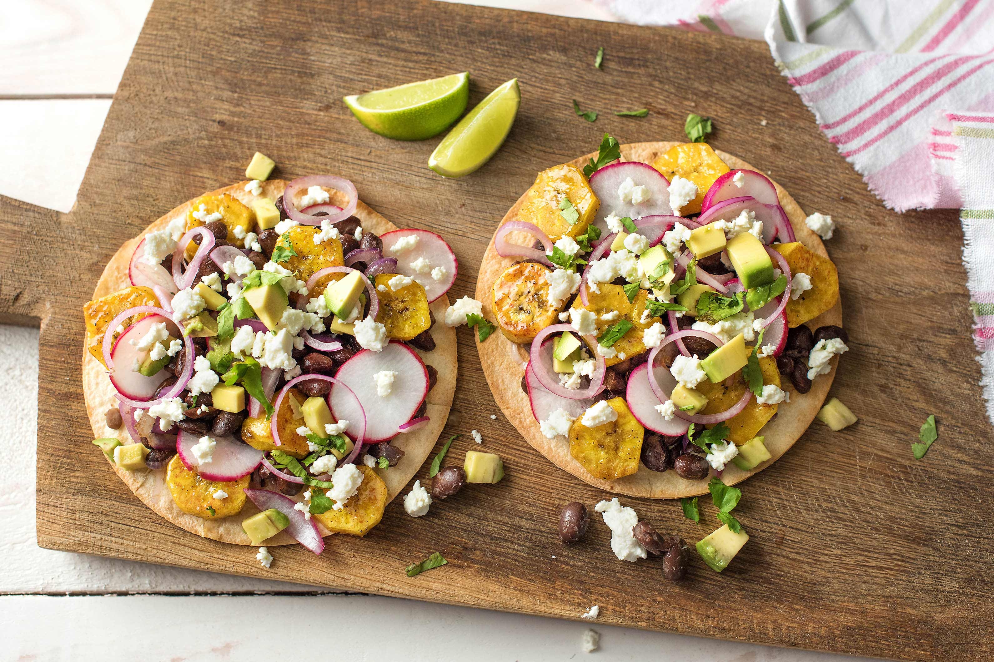 Tostadas mit schwarzen Bohnen, Avocado und Feta,