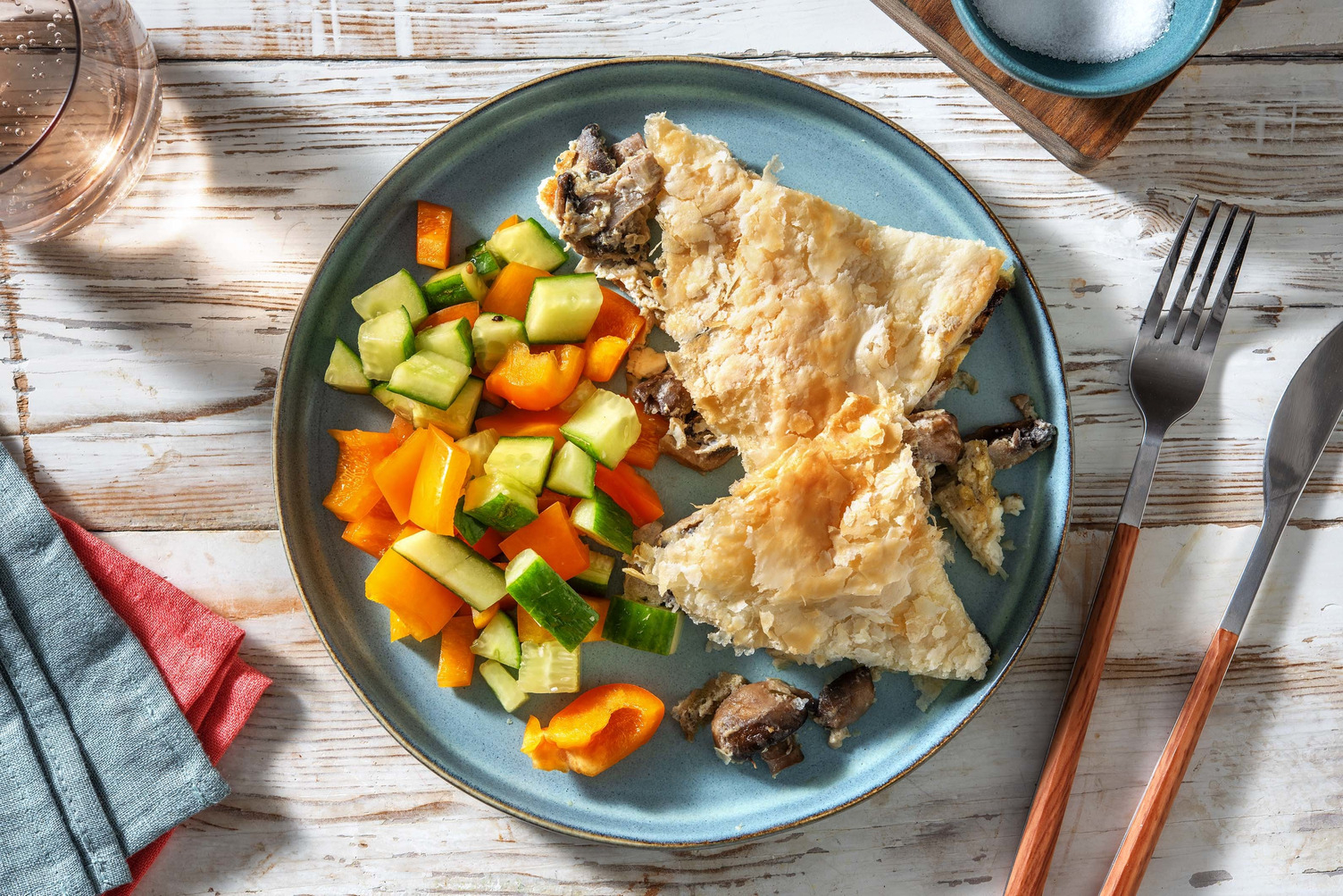 Hartige taart met witte kaas en champignons