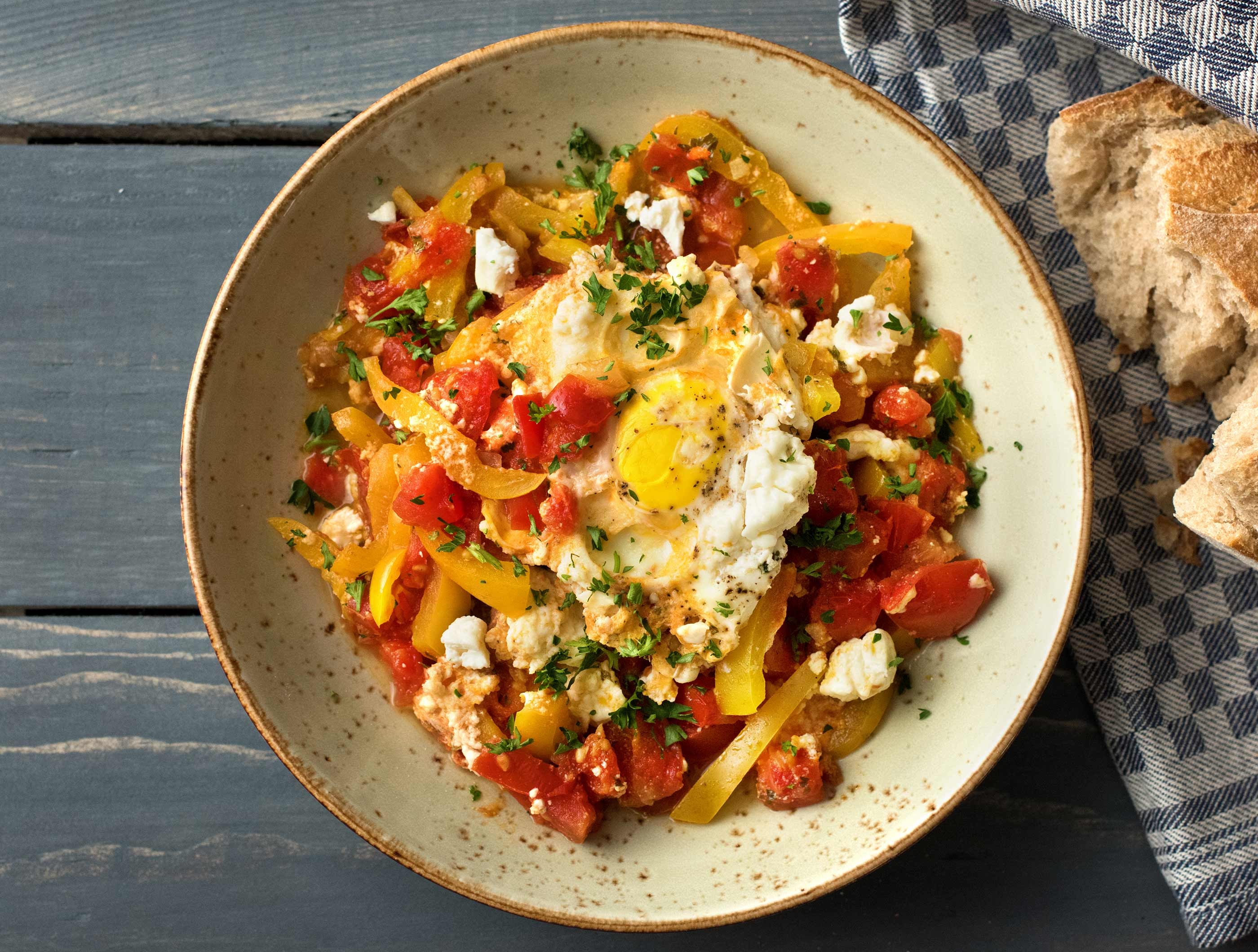 Traditionele shakshuka met ei en geitenkaas
