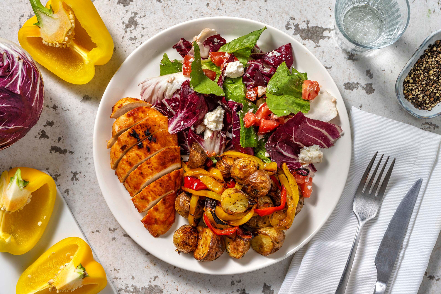 Traybake au poulet, pili-pili et grenailles au four