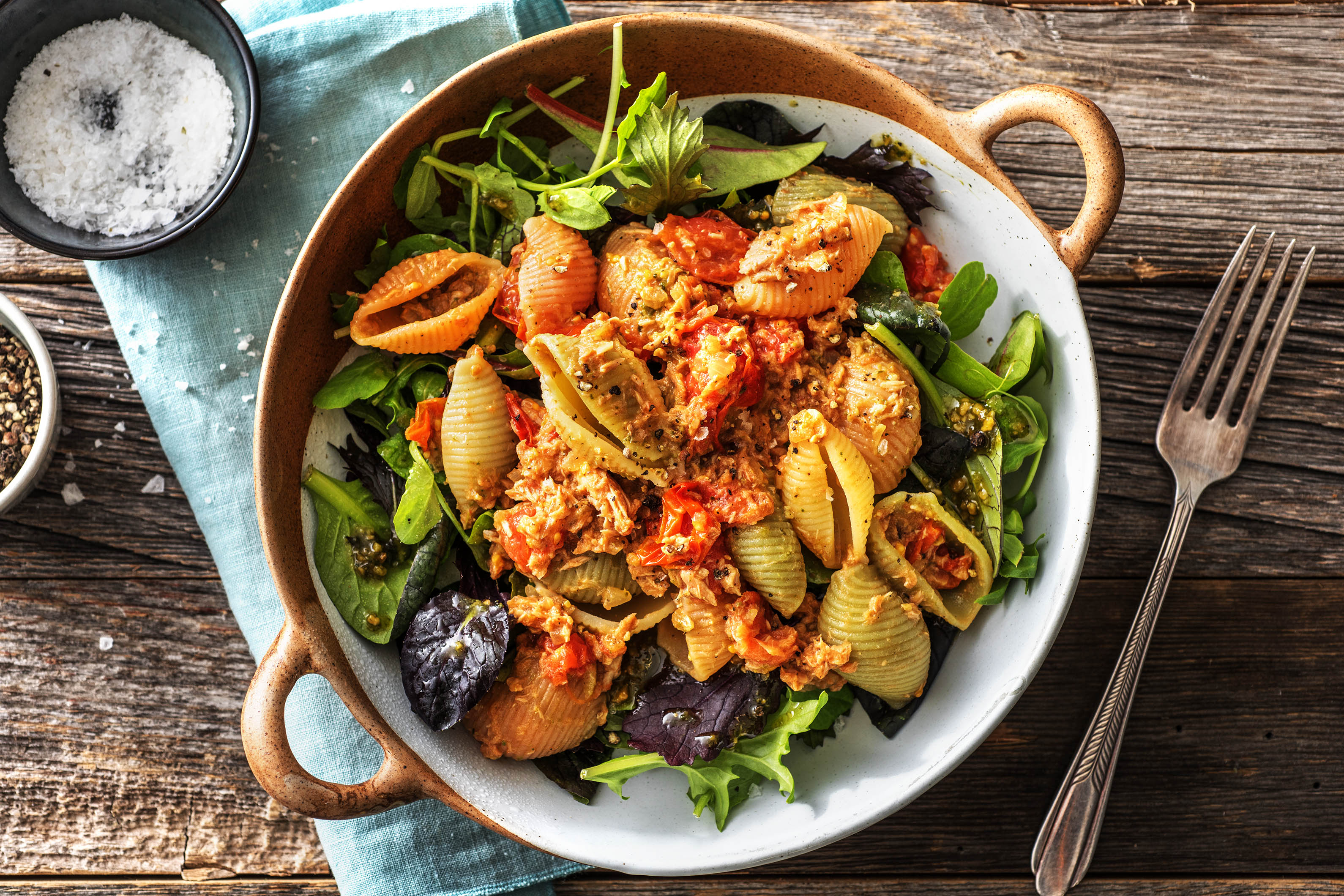 Pâtes tricolores, sauce au pesto et au thon