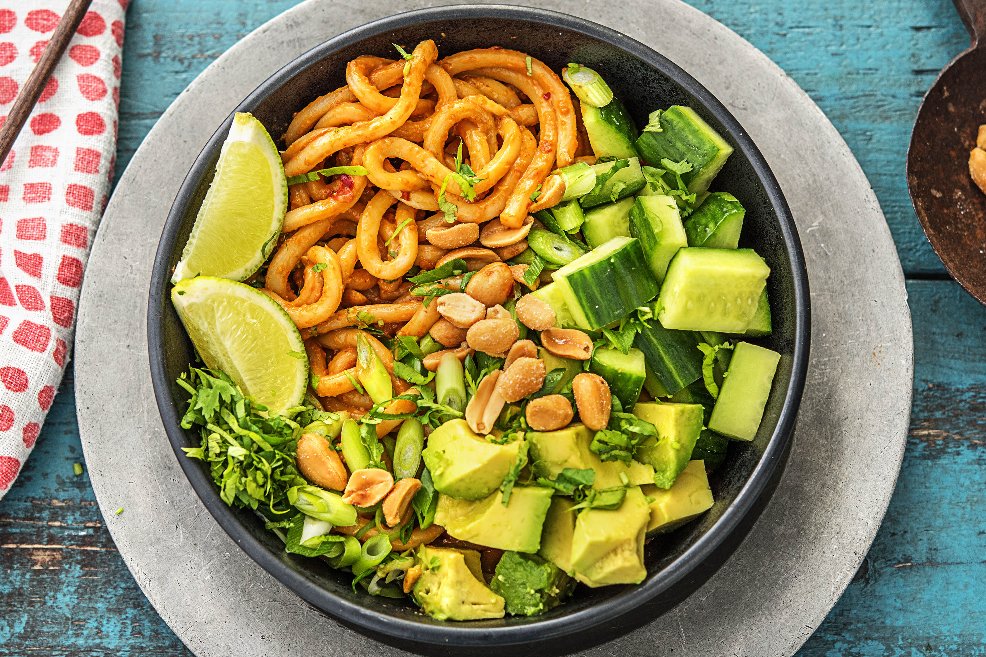 Nouilles udon et sauce aux cacahuètes piquante