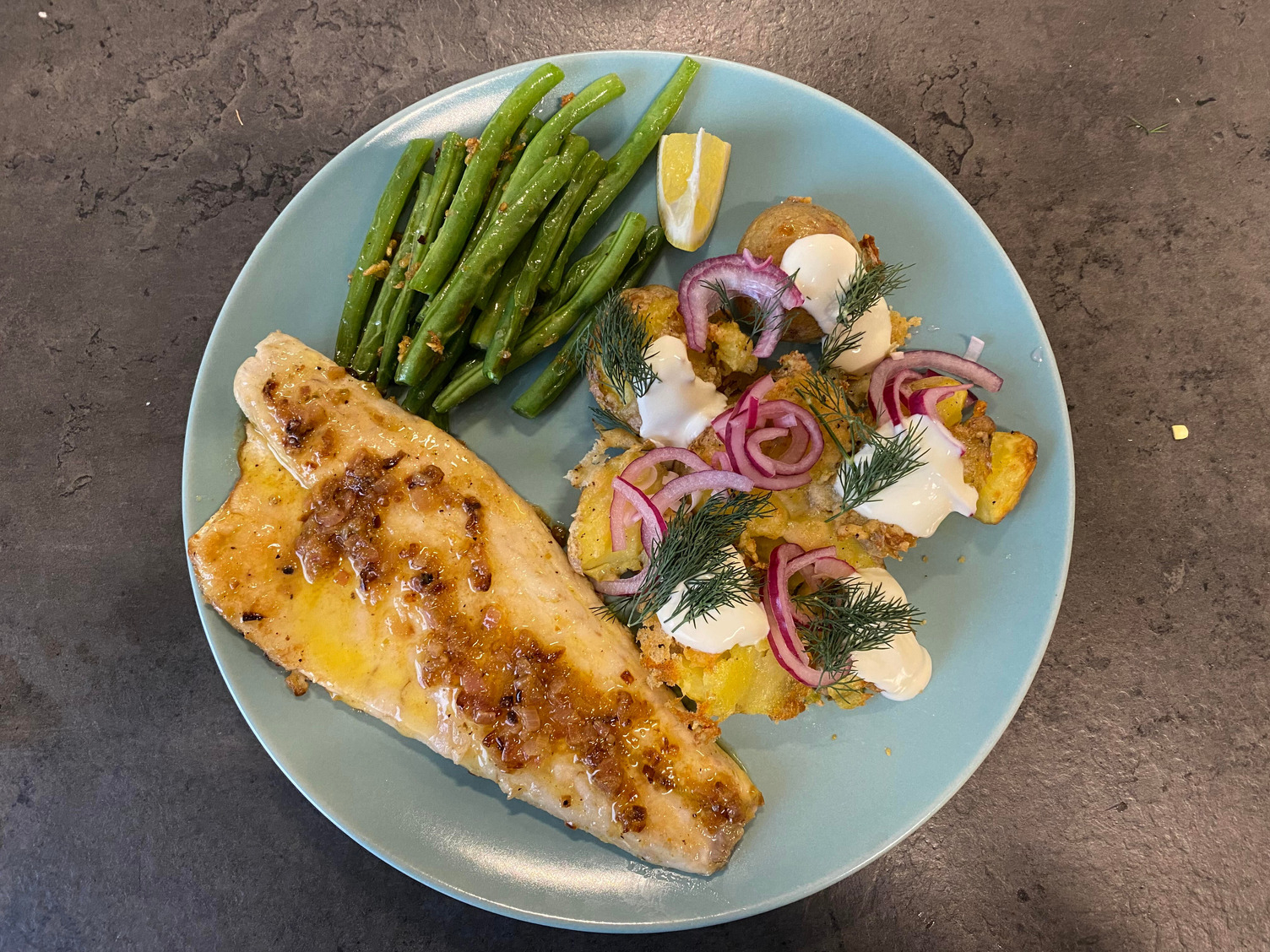 Pandestegt havbars og citronsauce