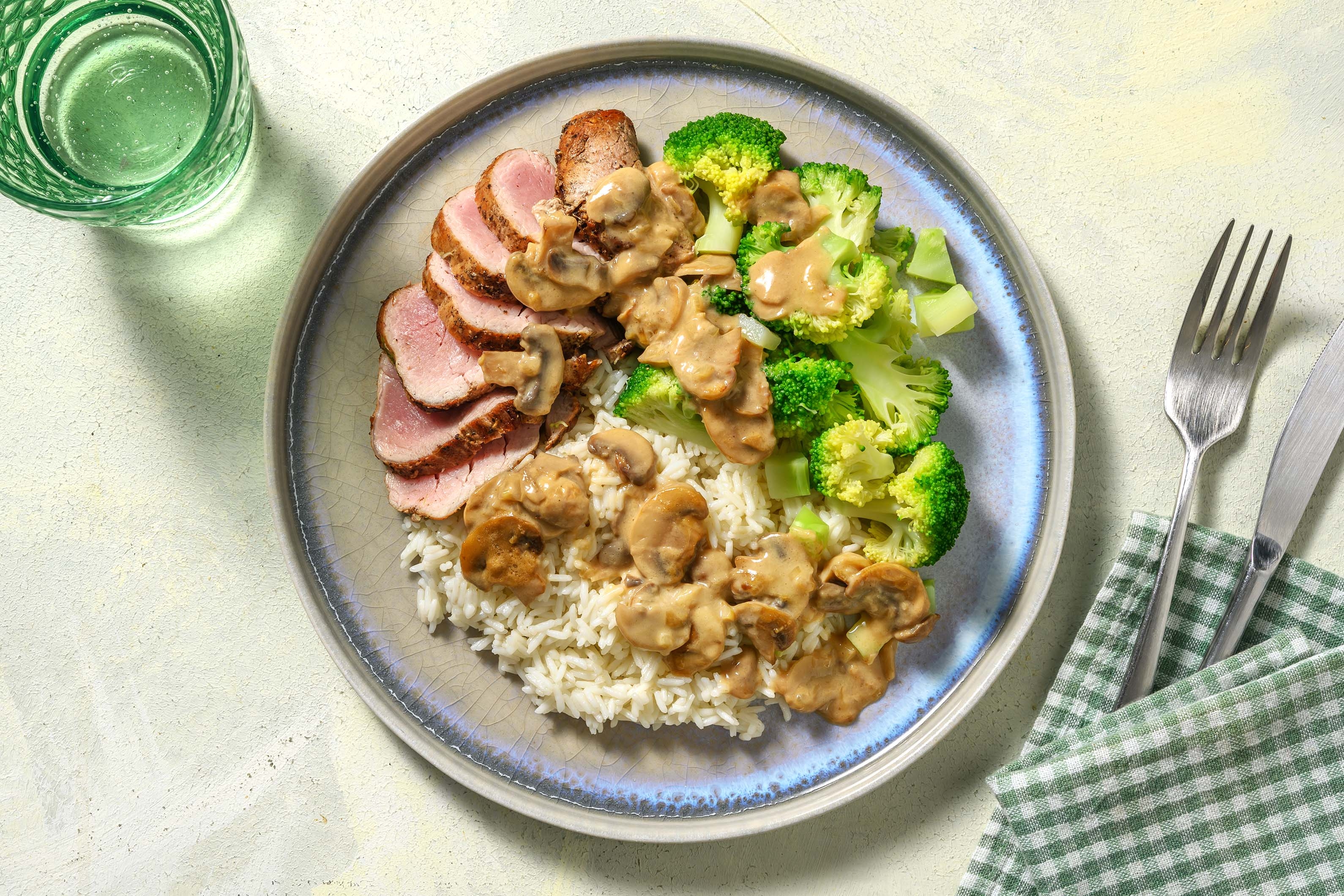 Filet mignon de porc et sauce crémeuse aux champignons
