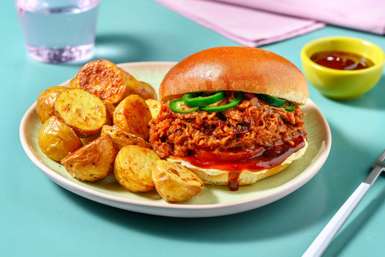 Vegan Pulled BBQ & Onion Burger mit Jalapeño