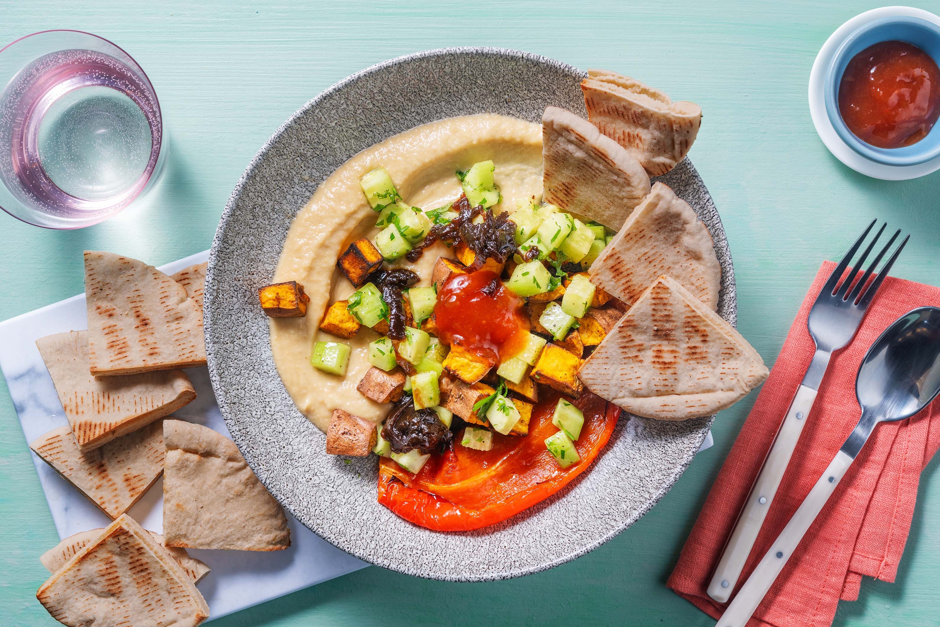 Vegan zoete-aardappel bowl met kikkererwtendip