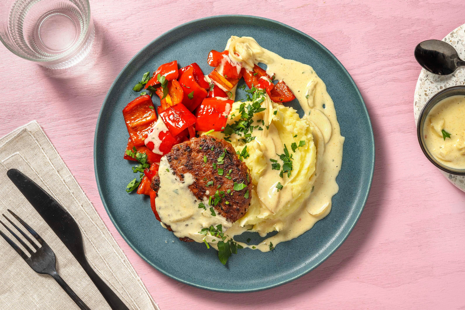 Vegane Boulette mit cremiger Zwiebelsoße