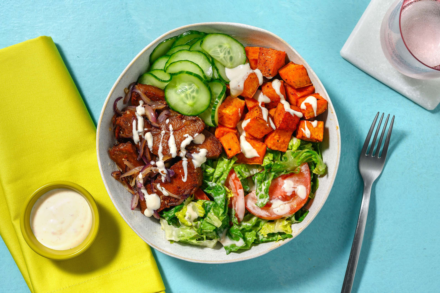 Vegane Burger Bowl mit Harissa-Süßkartoffeln