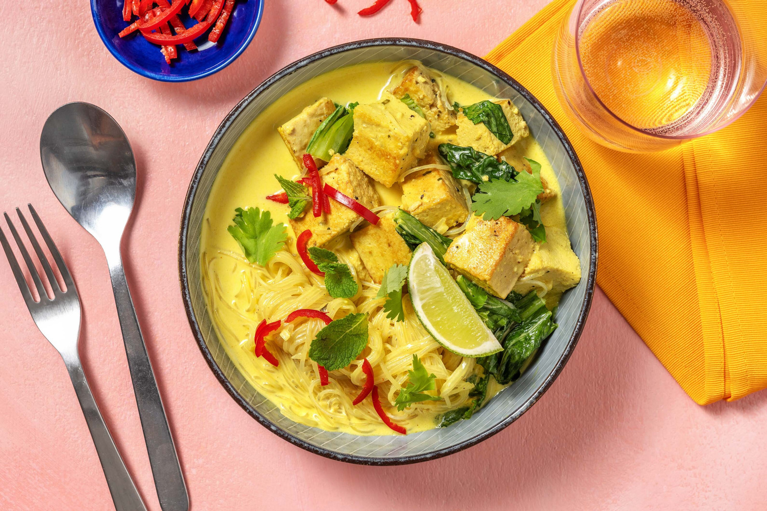 Gelbe Laksa-Suppe mit Tofu & Baby-Pak-Choi