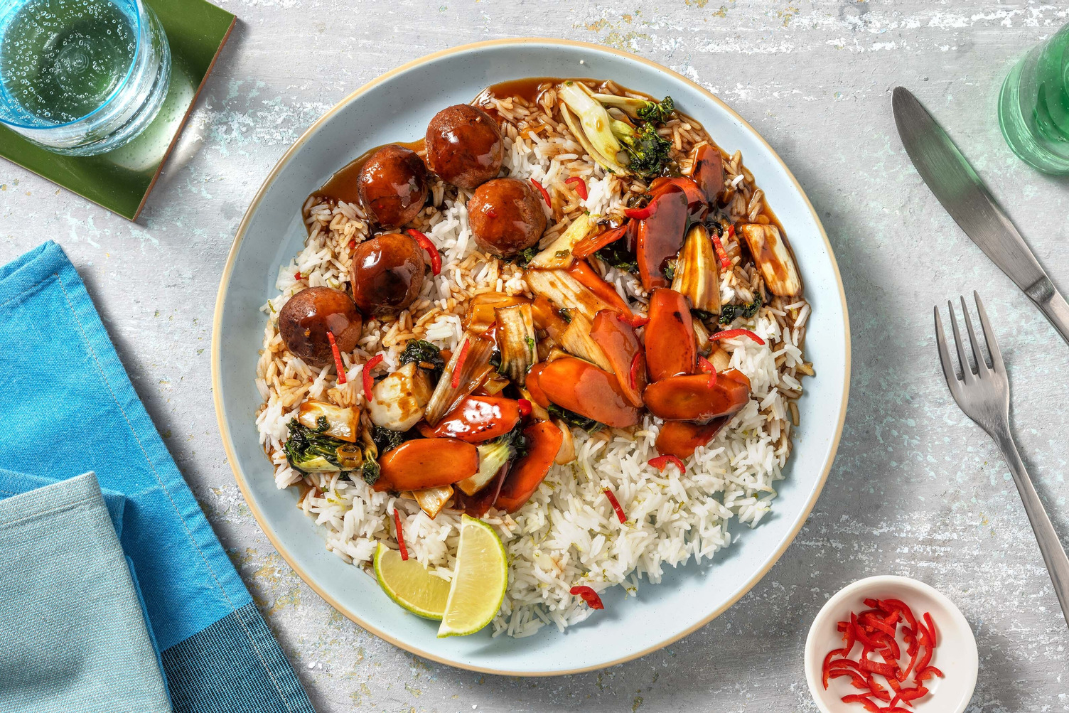 Vegane Sojahack-Bällchen in Teriyakisoße