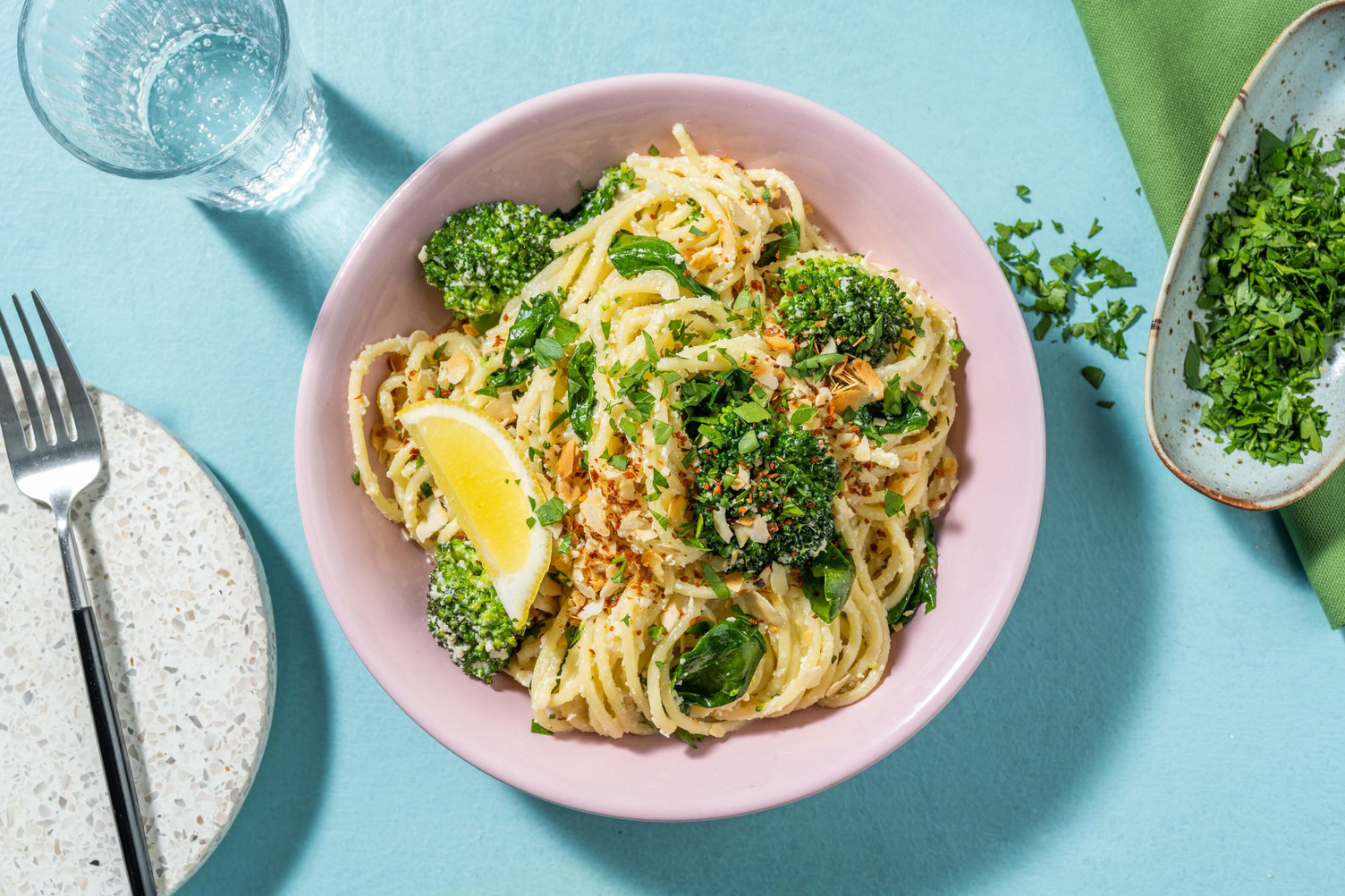 Vegane Spaghetti al Limone mit Mandel-Topping