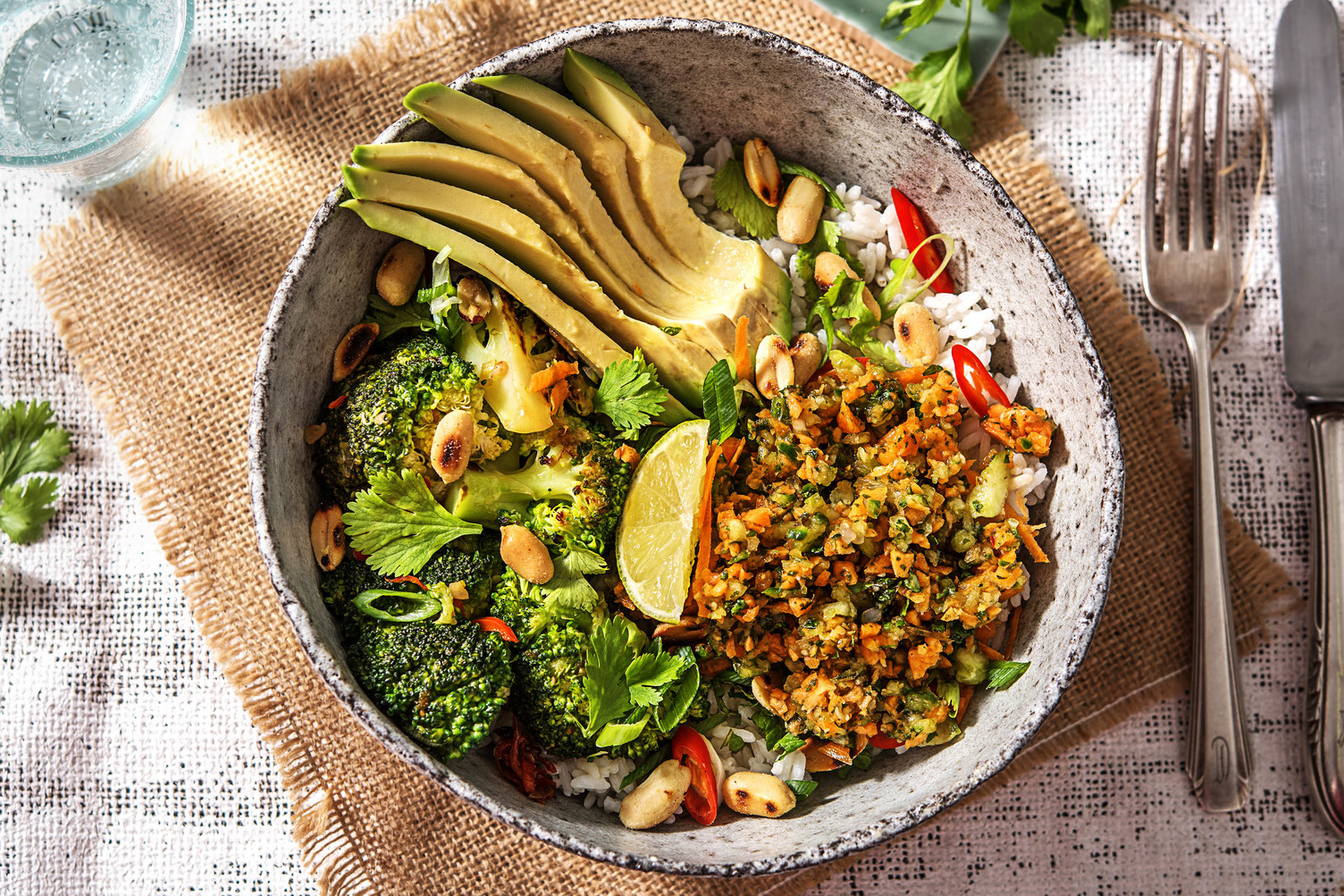 Vegetarische Bowl nach Thai Art