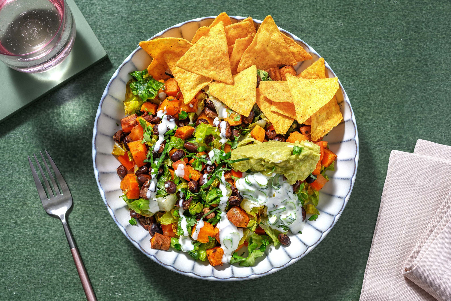 Vegetarische Nacho-Bowl mit Guacamole
