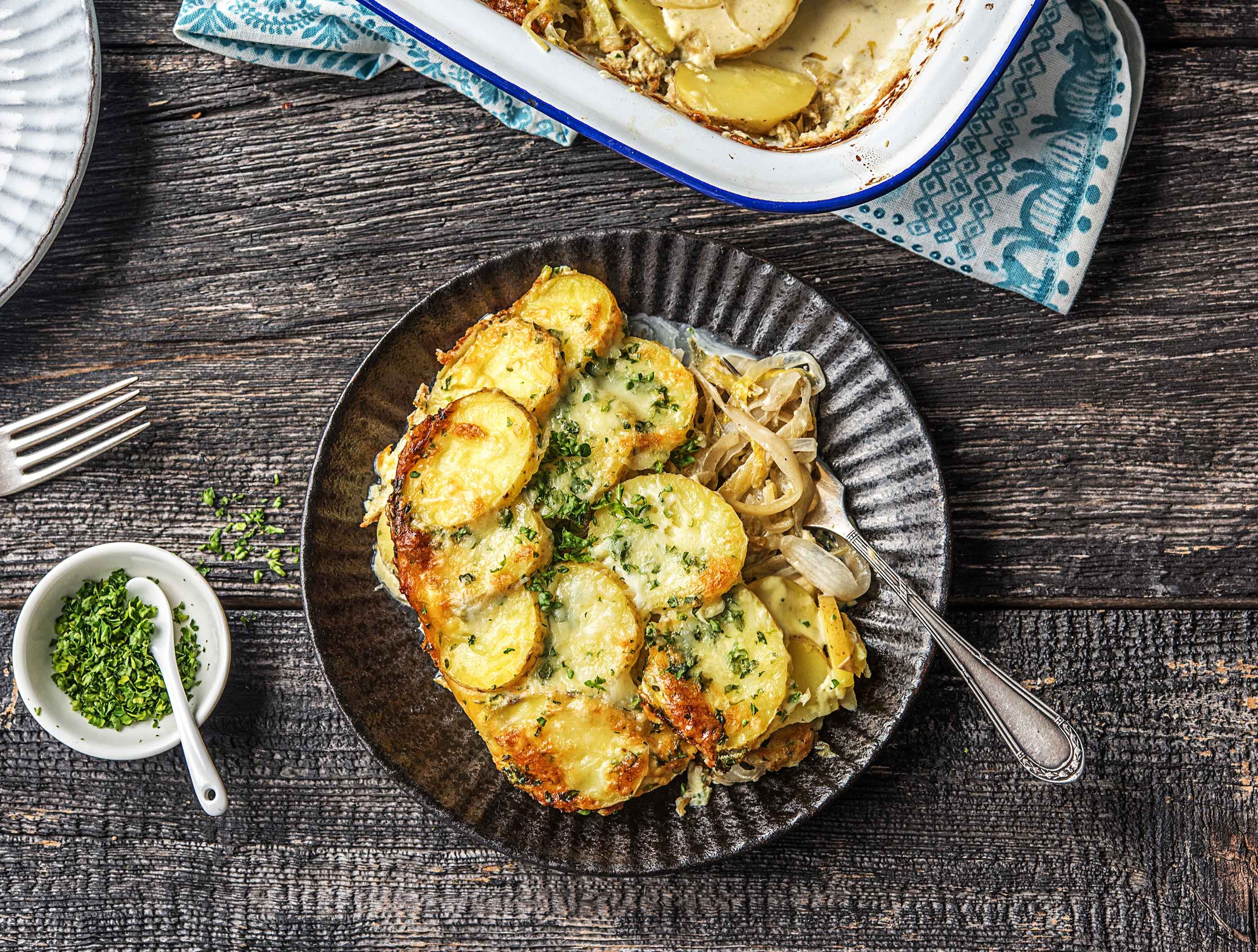 Vegetarische witlofgratin met aardappel, krulpeterselie en verse nootmuskaat