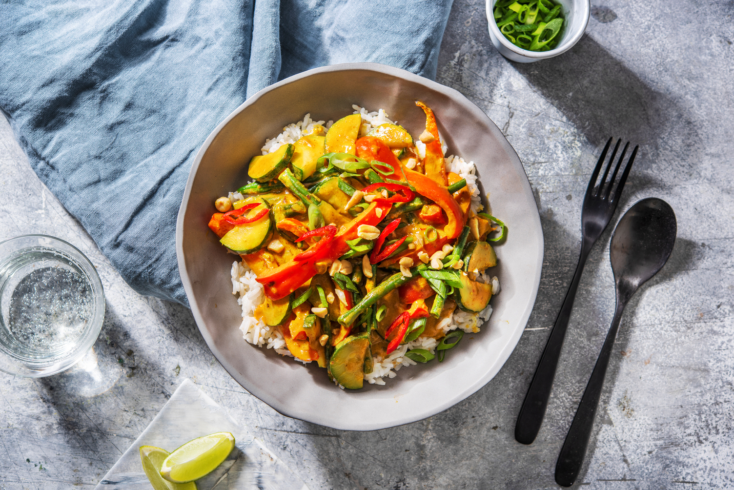 Vegetarisches Erdnusscurry mit Kokosreis