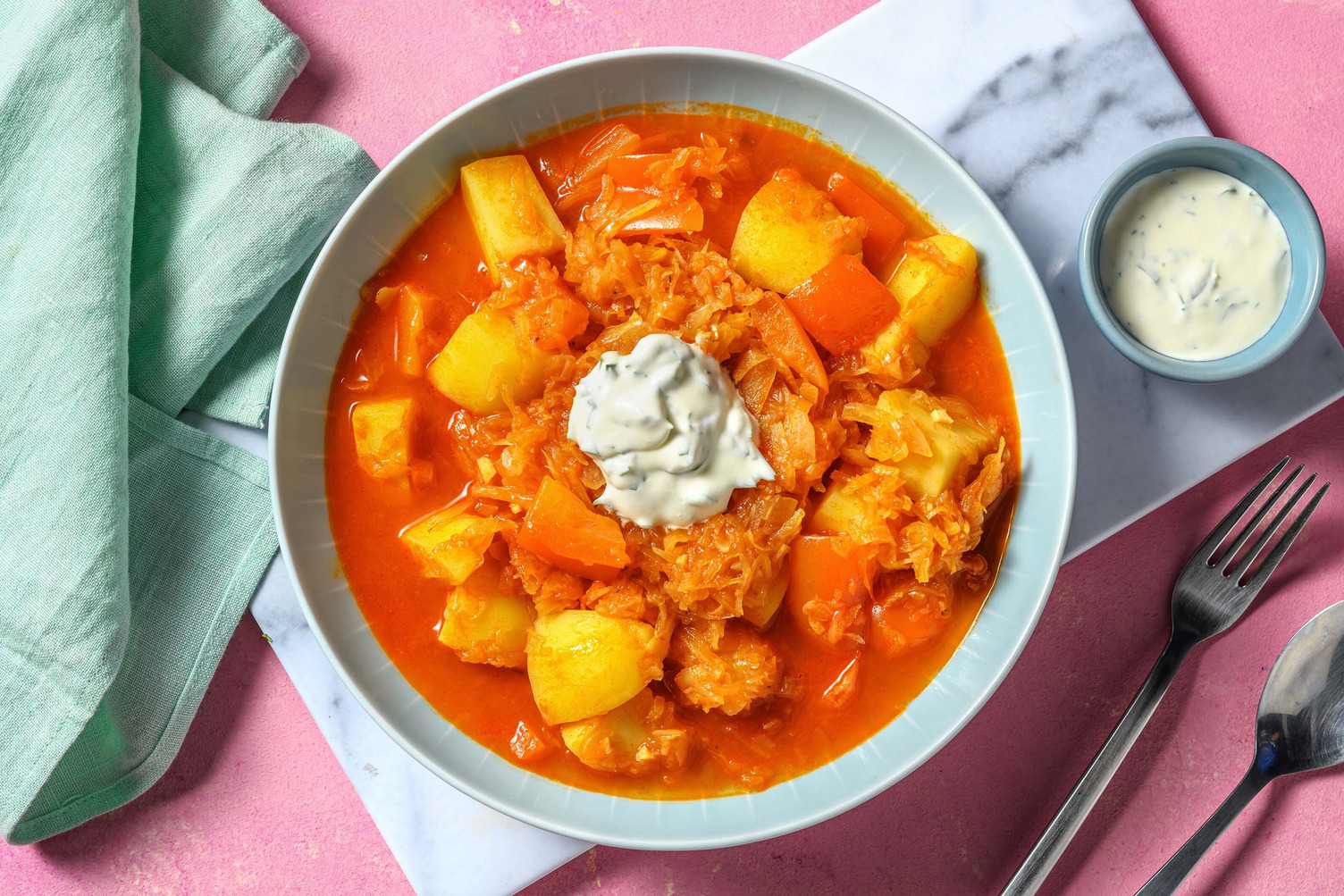 Wärmender Eintopf mit Sauerkraut & Kräutercrème