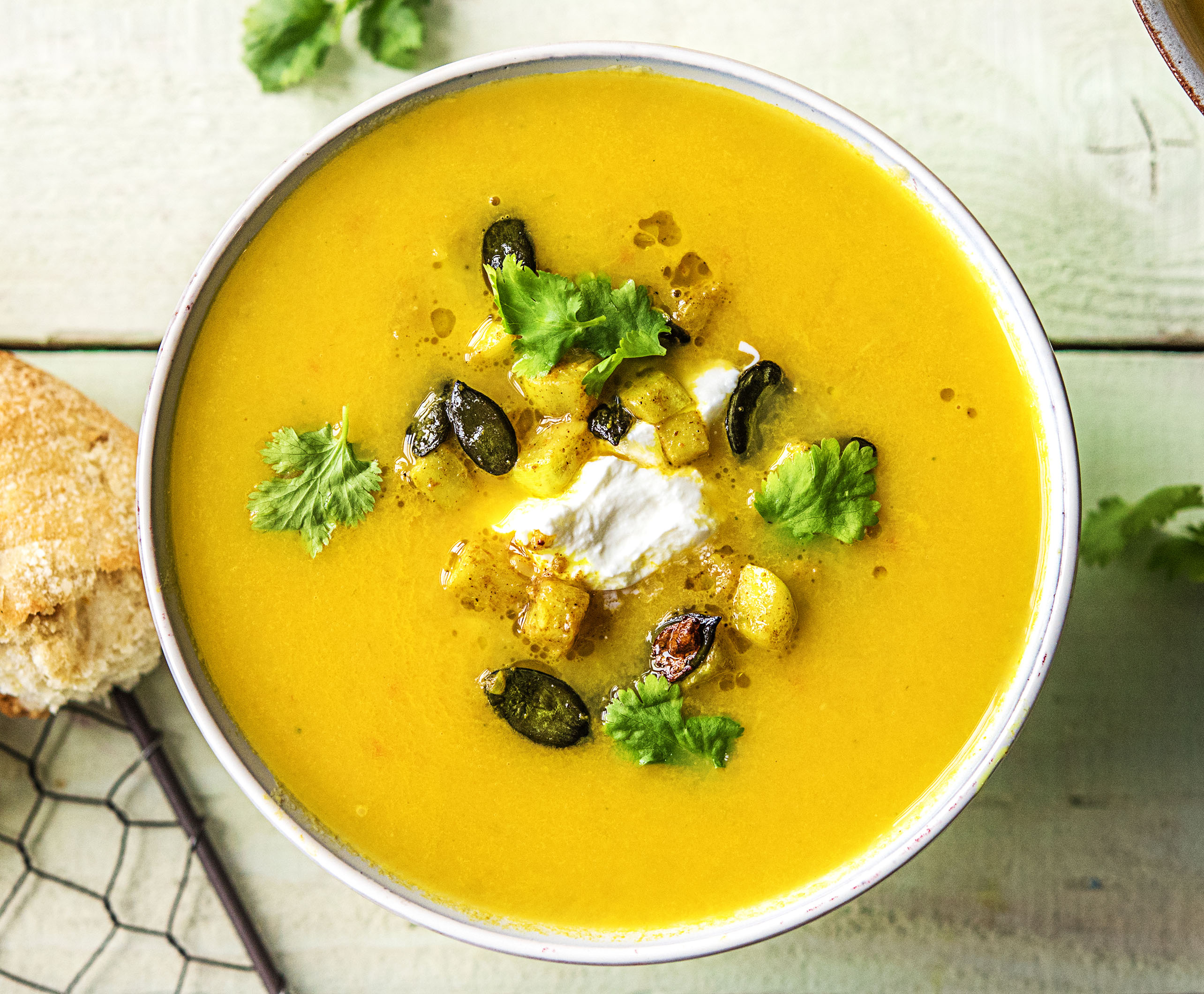 Venkel-peensoep met auberginetopping, yoghurt, gember en kurkumabroodje