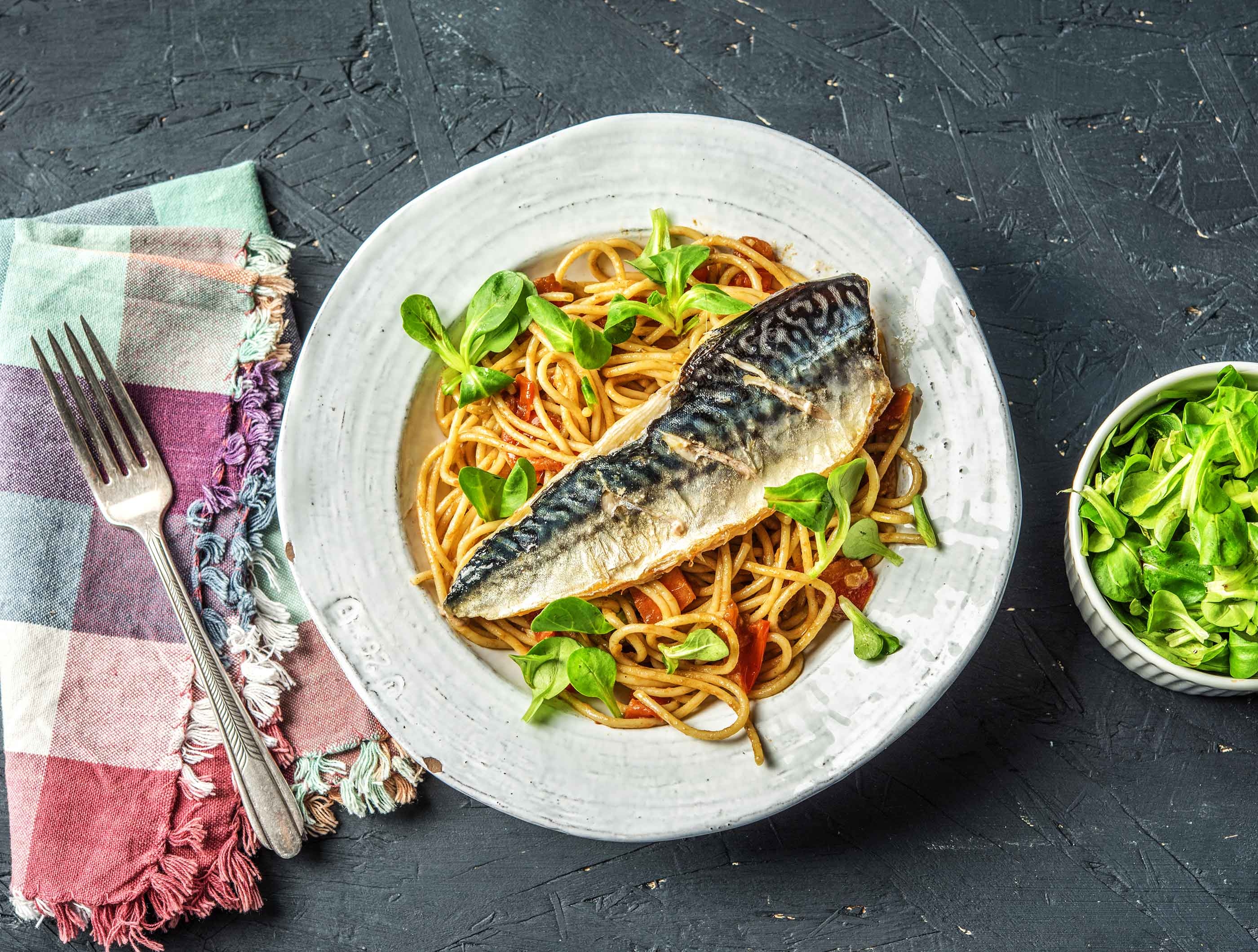 Verse makreel met tomatenspaghetti, knoflook, citroen en ansjovis