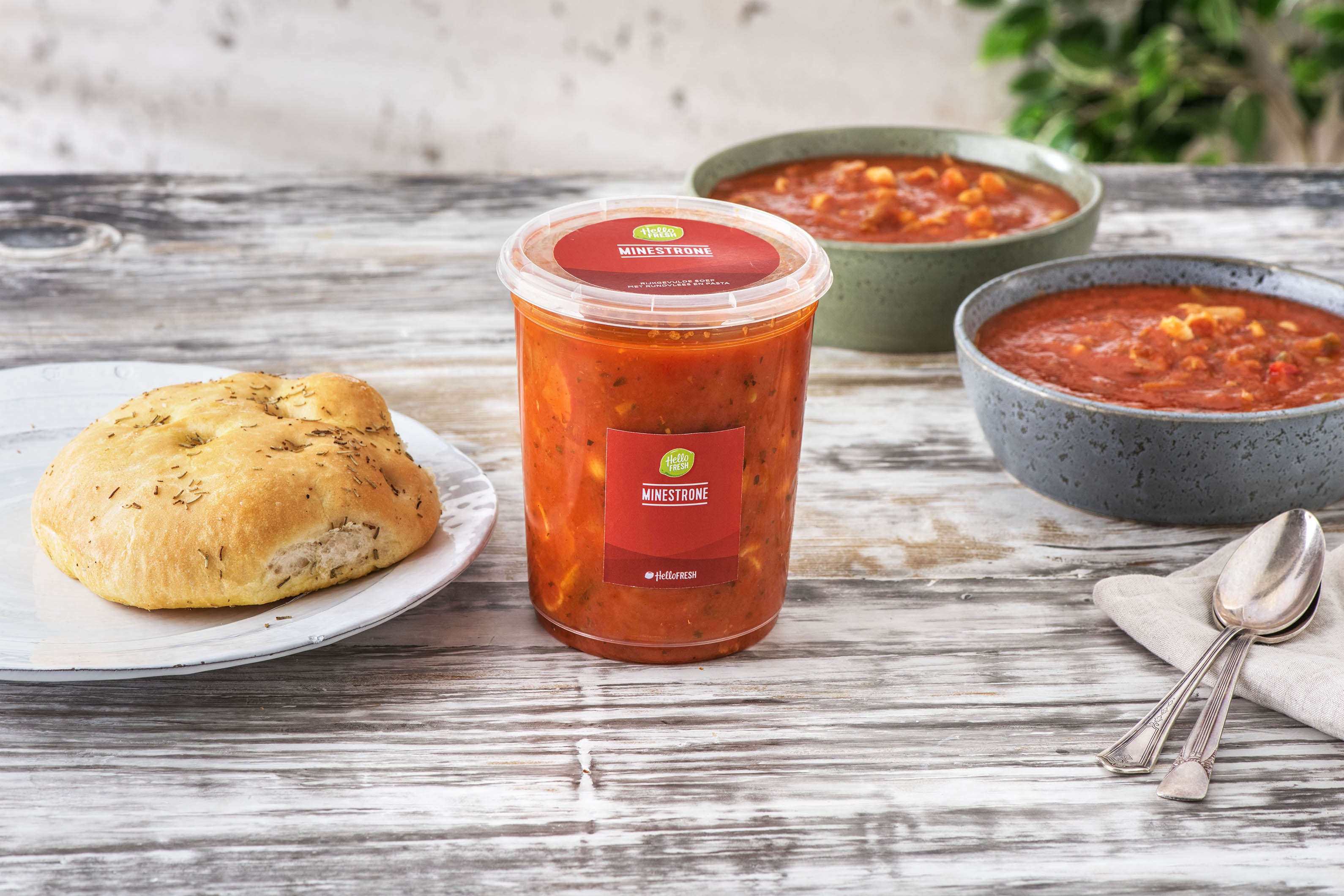 Verse minestrone en Italiaans brood met olijfolie en kruiden