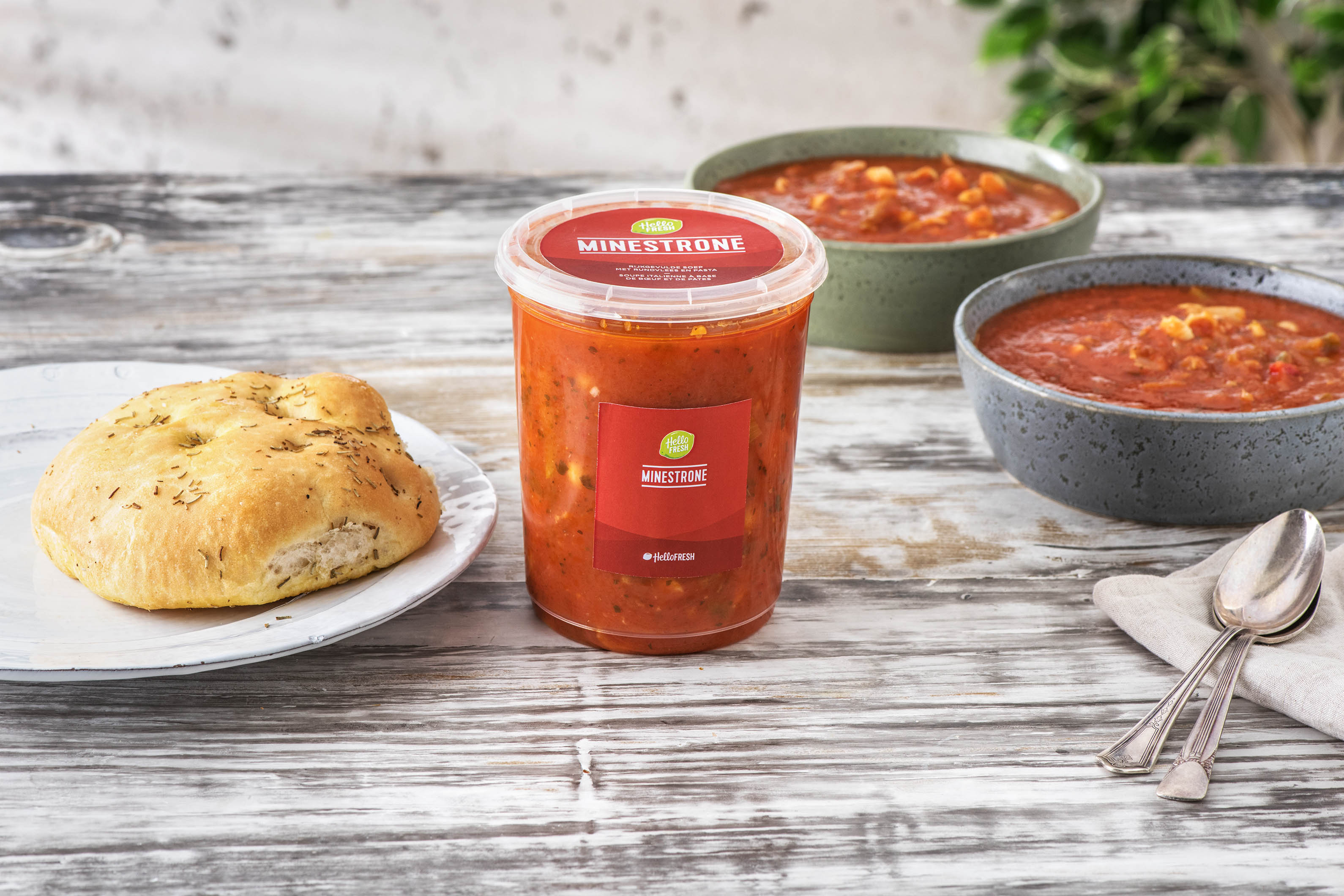 Minestrone fraîche et pain italien à l'huile d'olive et aux herbes