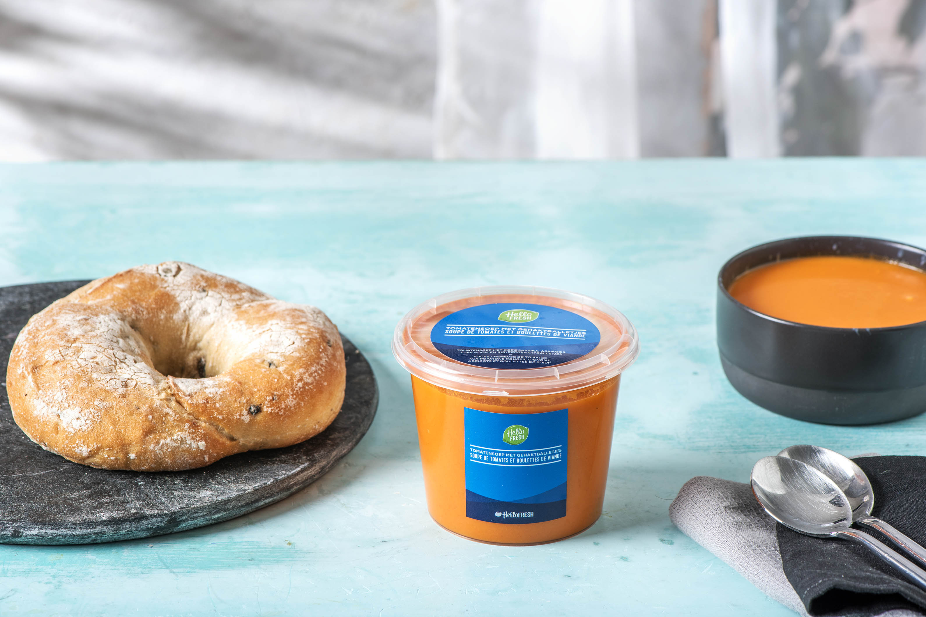 Soupe de tomates et boulettes de viande avec une couronne aux olives