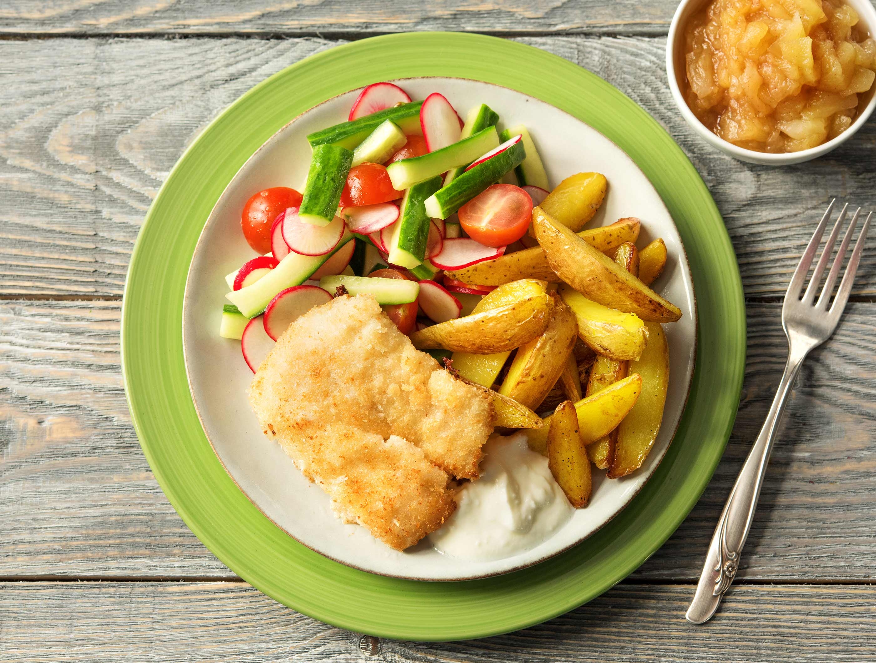 Visschnitzel met rauwkostsalade en een crème van feta