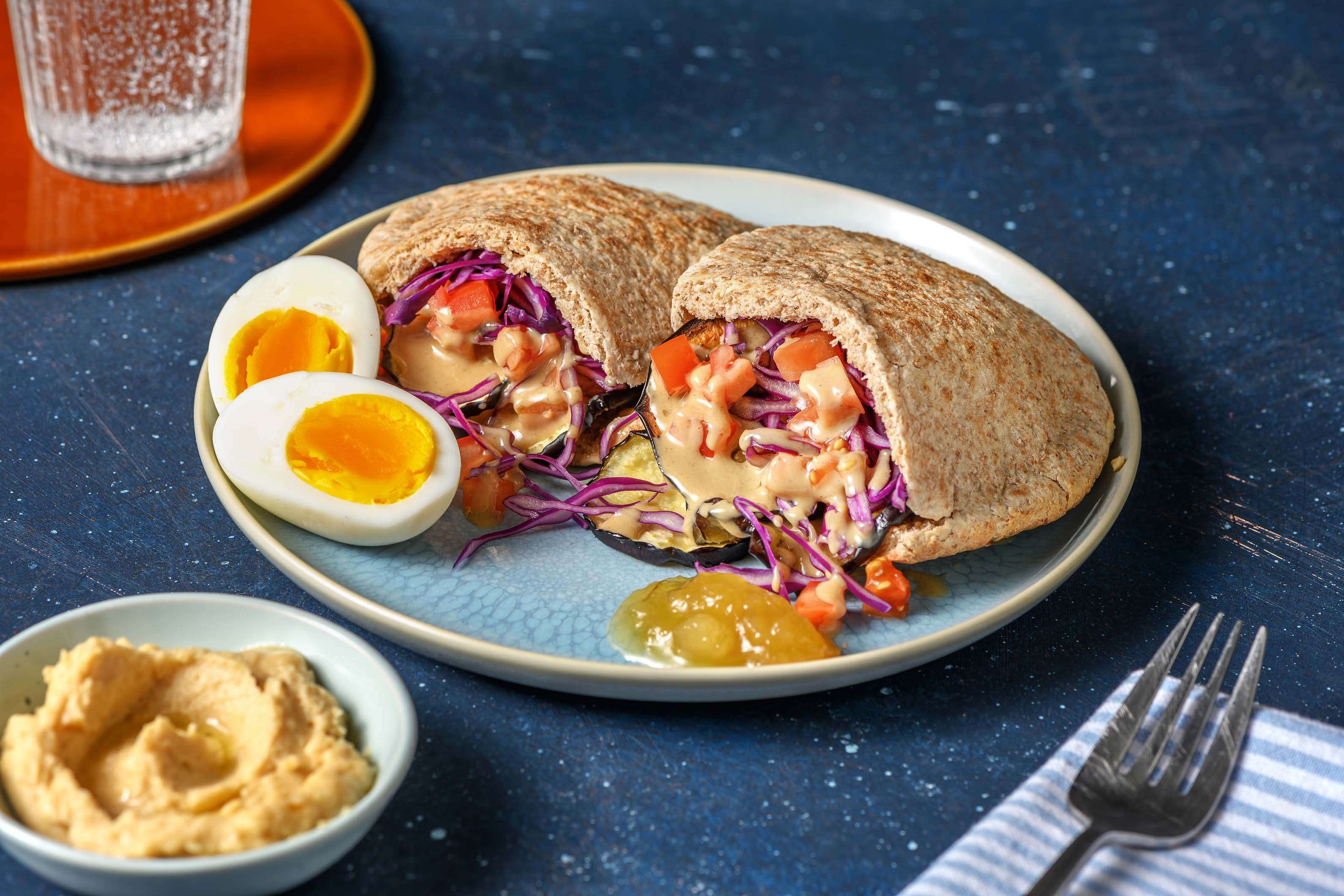 Volkoren pita met gegrilde aubergine, ei en hummus