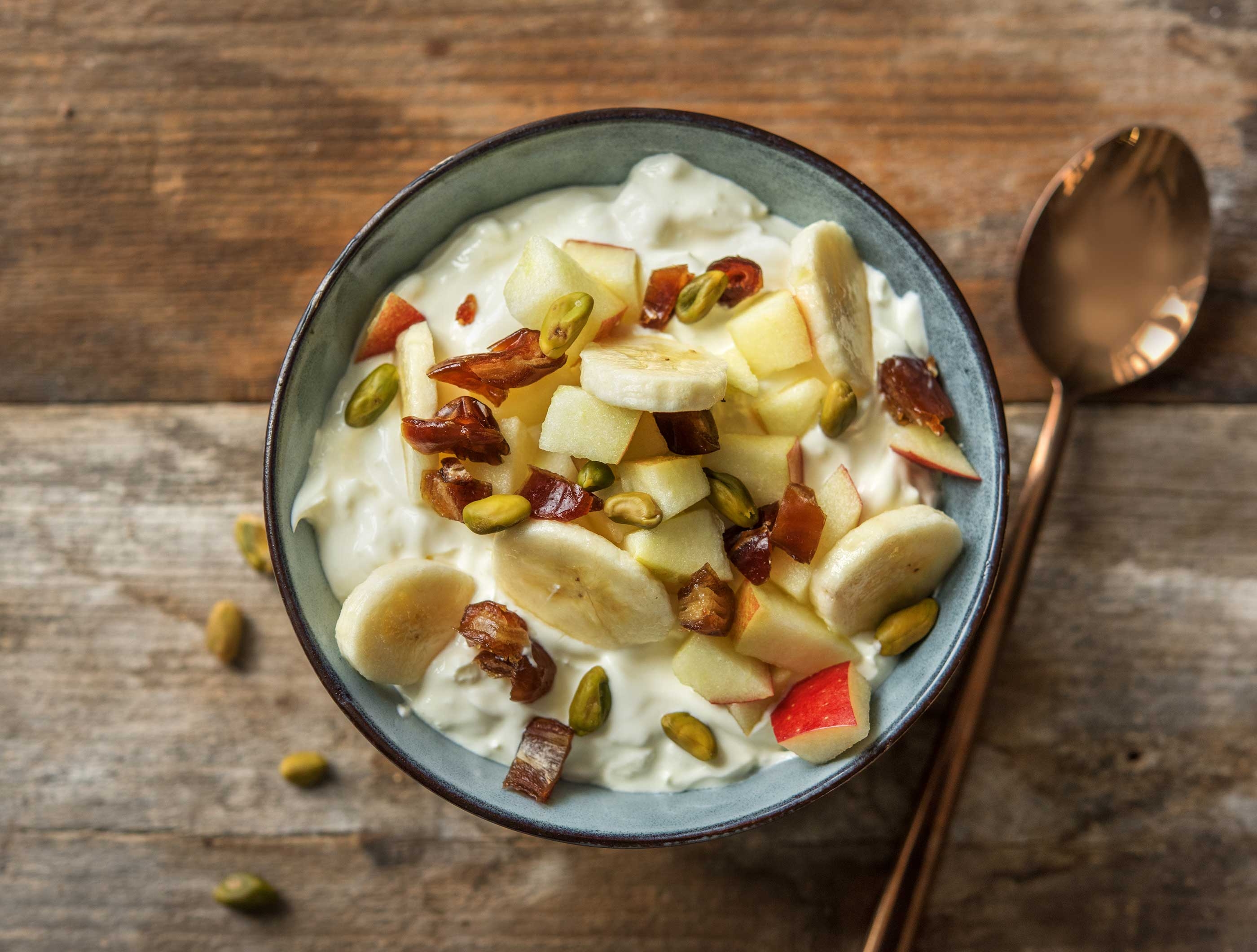 Volle kwark met appel en banaan, pistachenoten en dadels