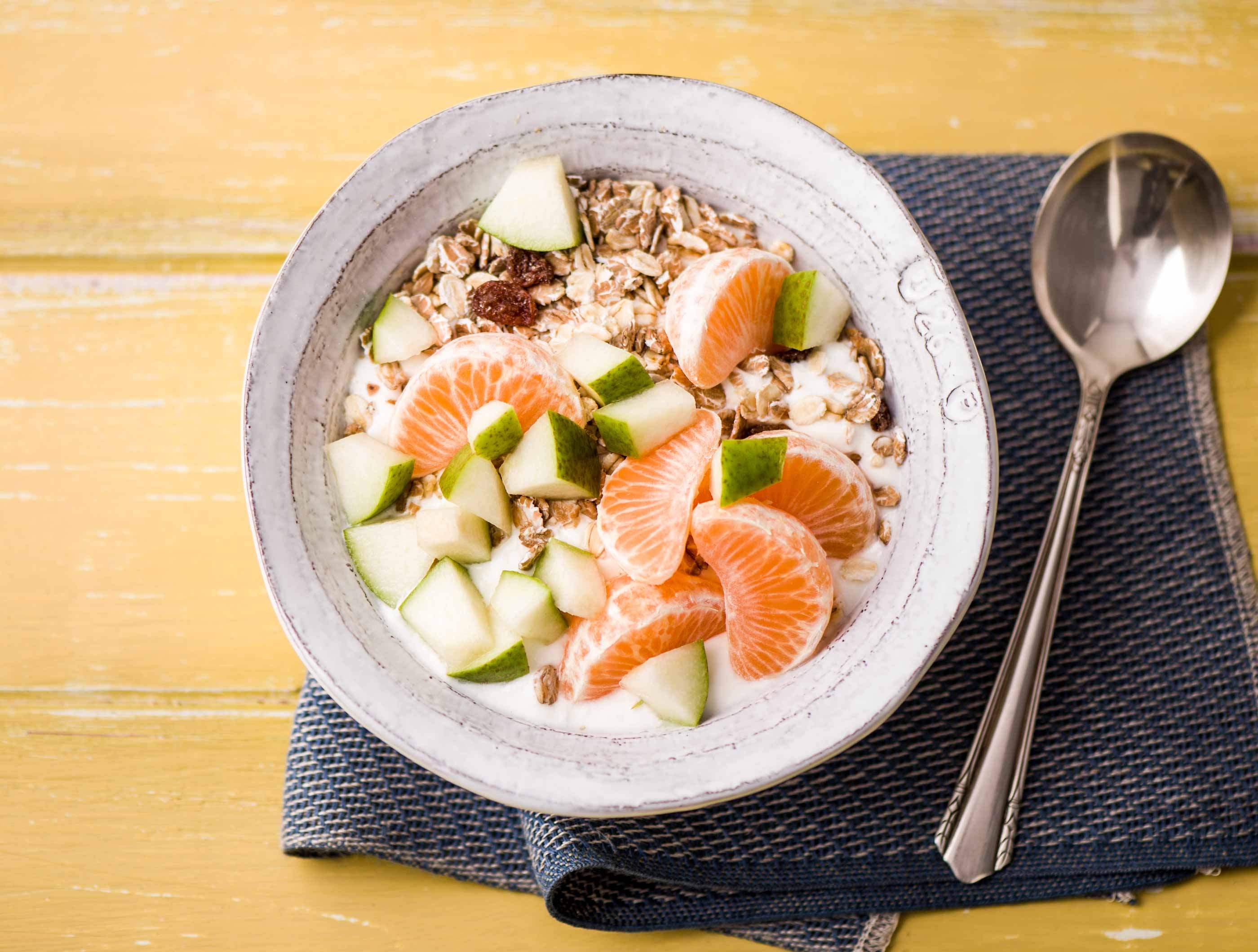 Volle kwark met mandarijn, peer en muesli