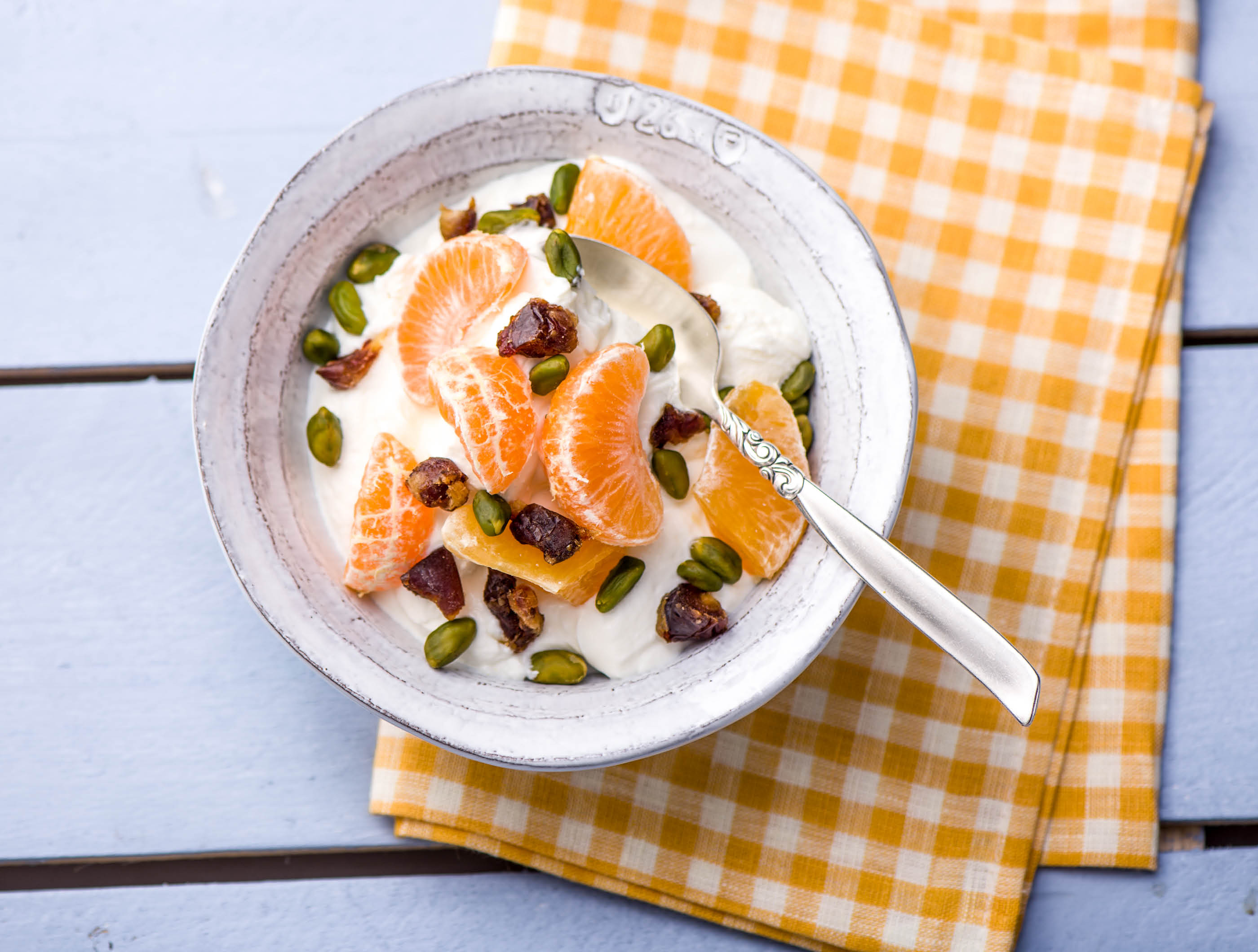 Volle kwark met minneola, mandarijn, pistachenoten en dadelstukjes