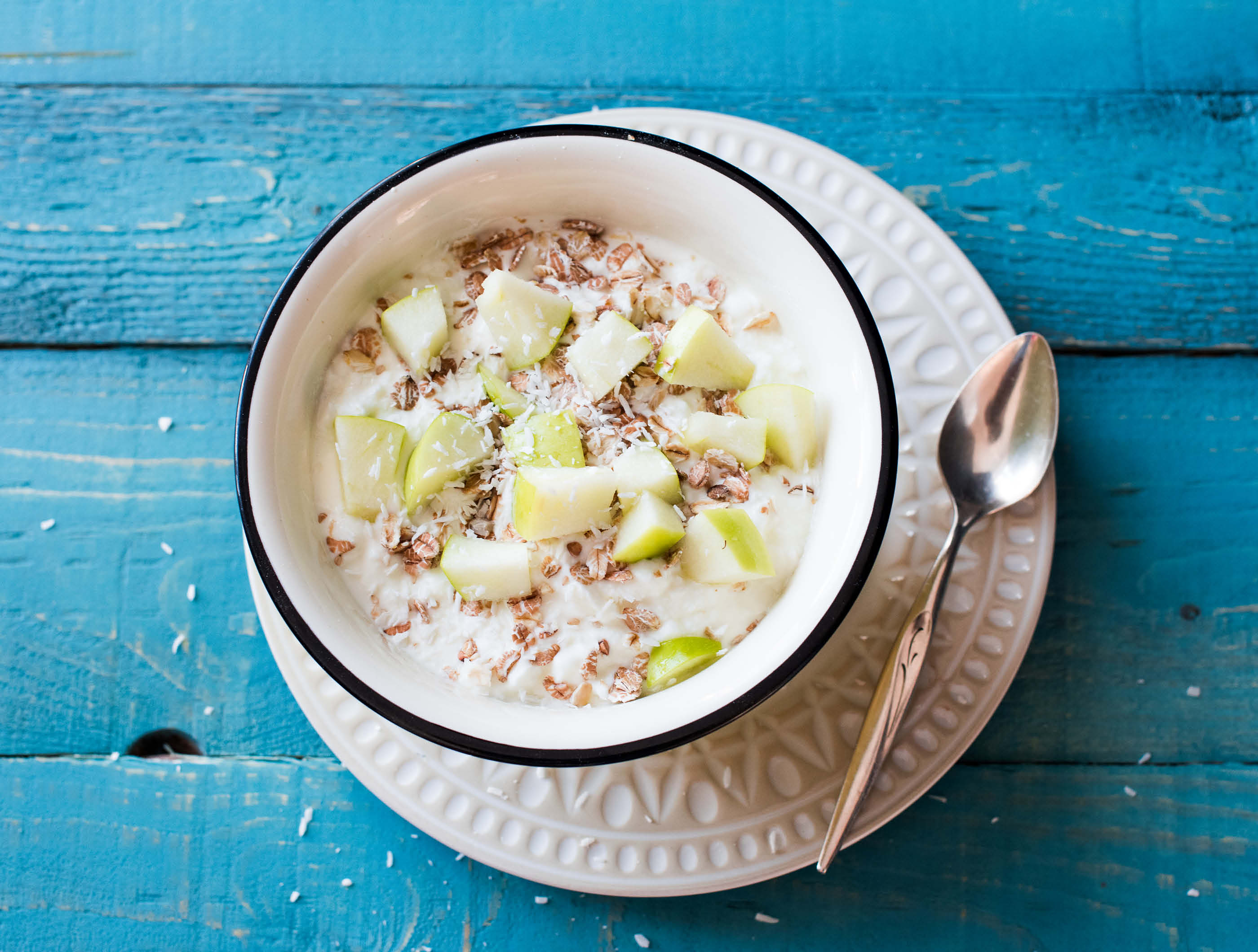 Volle yoghurt groene appel, granola en kokosrasp