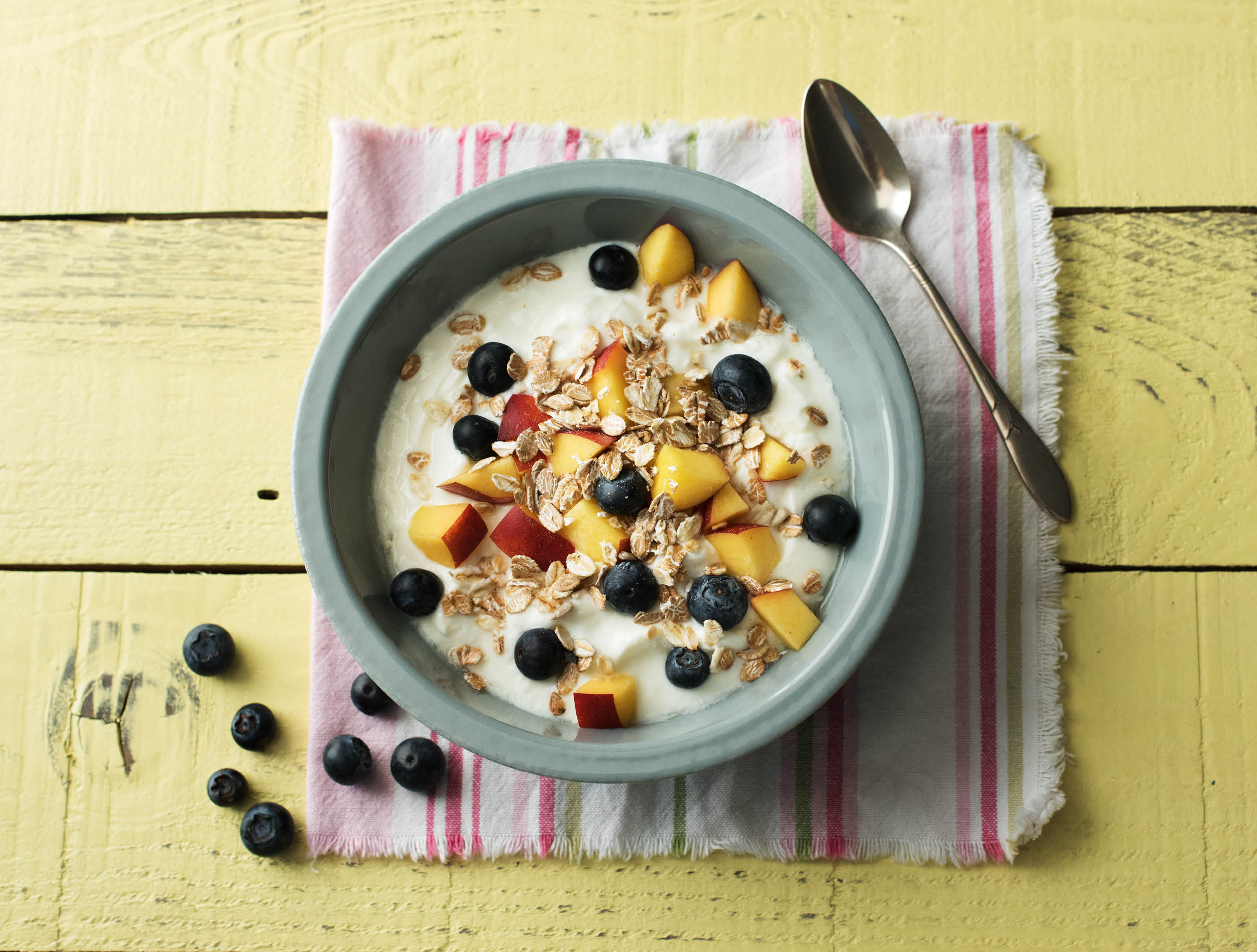 Volle yoghurt met nectarine, blauwe bessen en granola