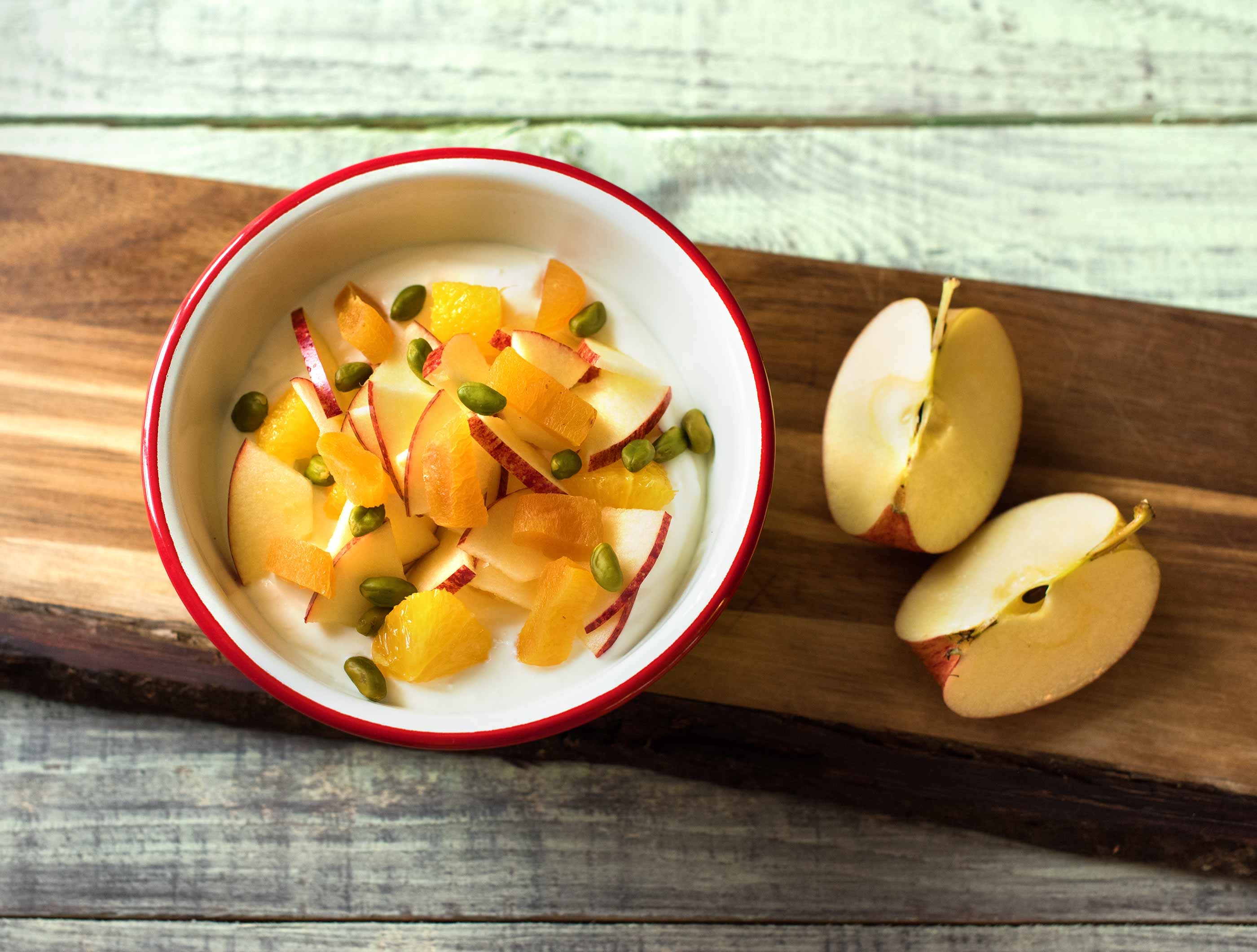 Volle yoghurt met pistachenoten, abrikozen en handsinaasappel