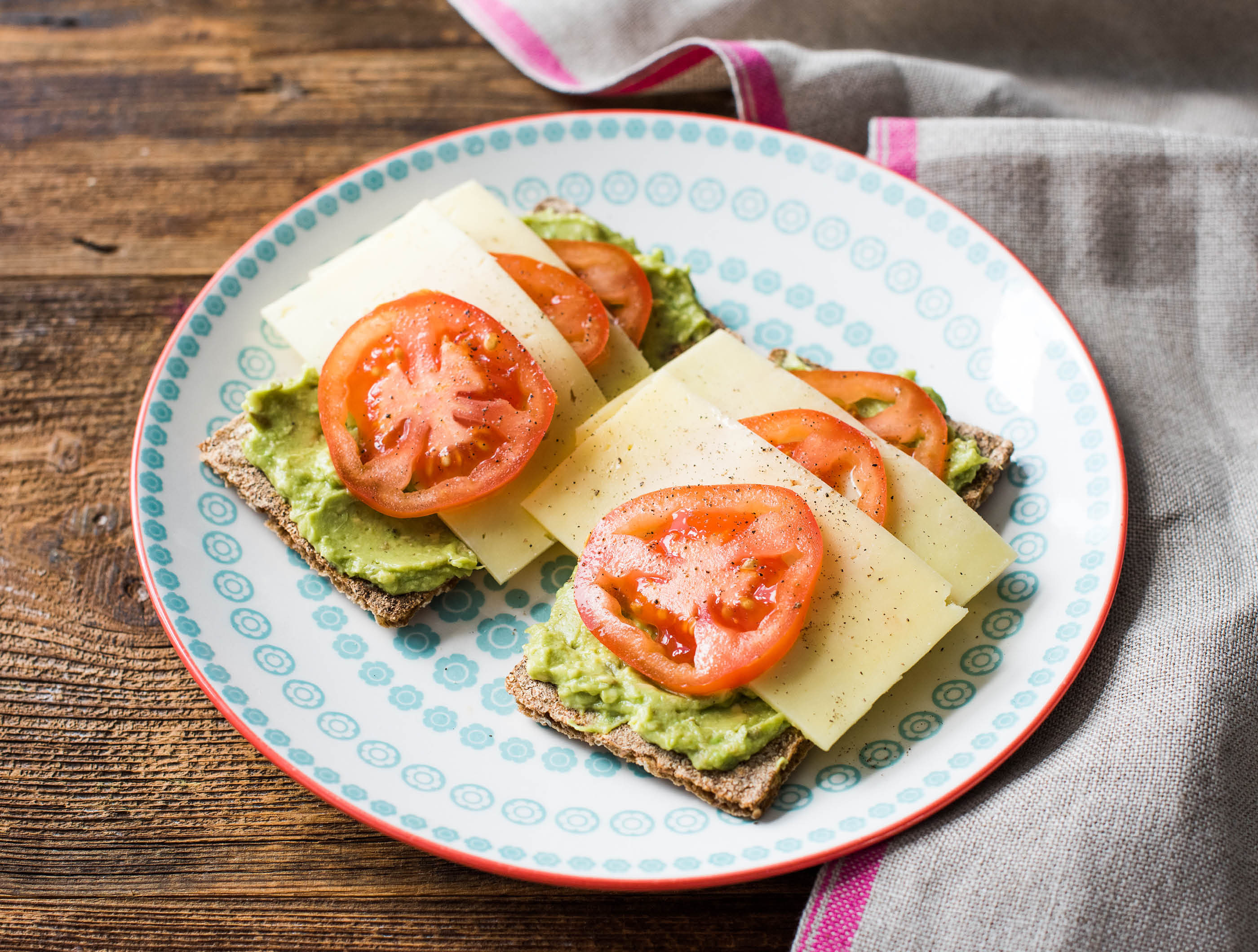 Waldkorn cracker met oude kaas, avocado en tomaat