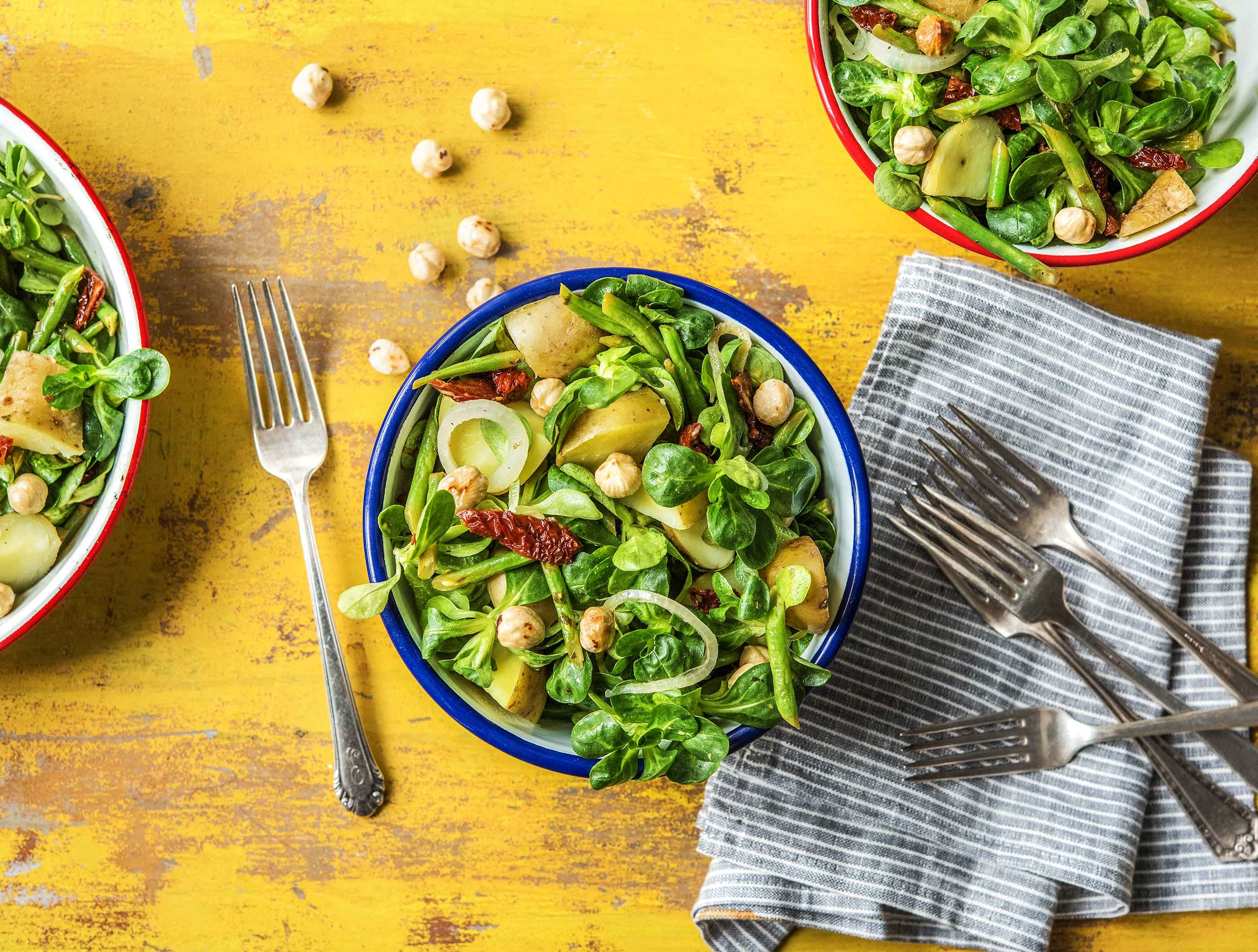 Warme krieltjessalade met zongedroogde tomaten en hazelnoten