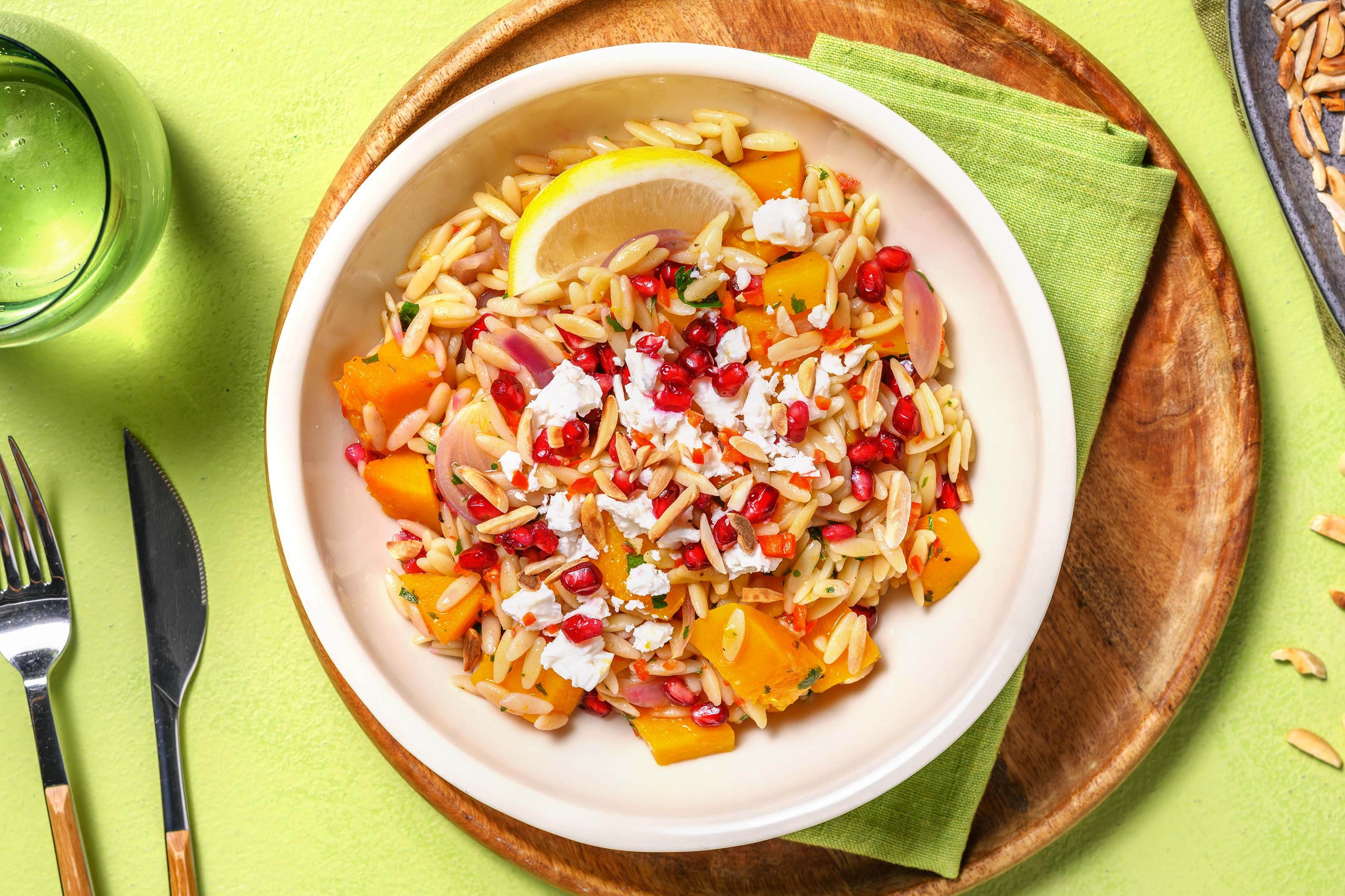 Warmer Orzo-Salad mit Kürbis-Zwiebel-Gemüse