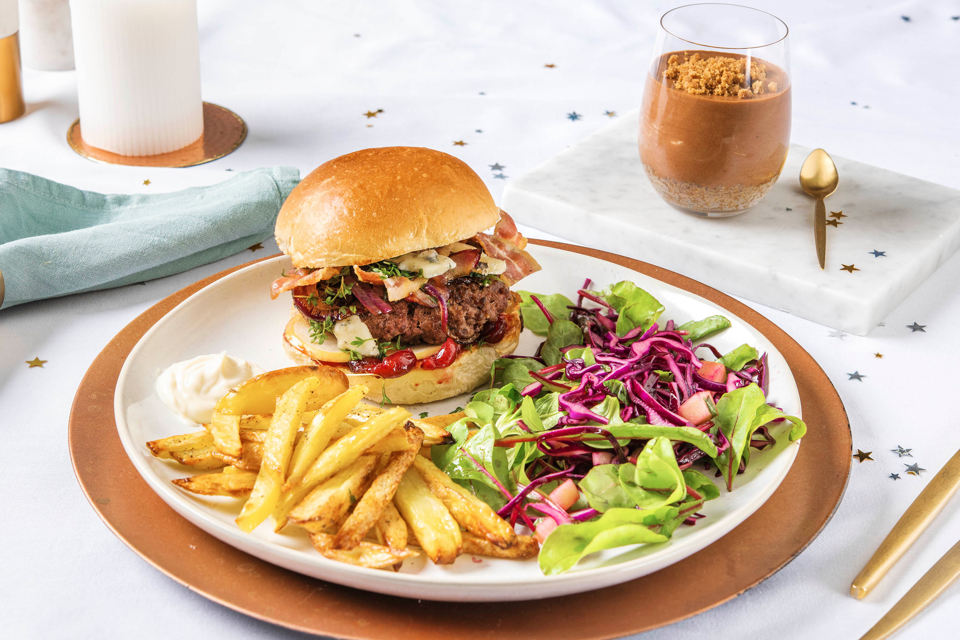 Burger de sanglier sauvage, frites et salade de pommes et chou rouge