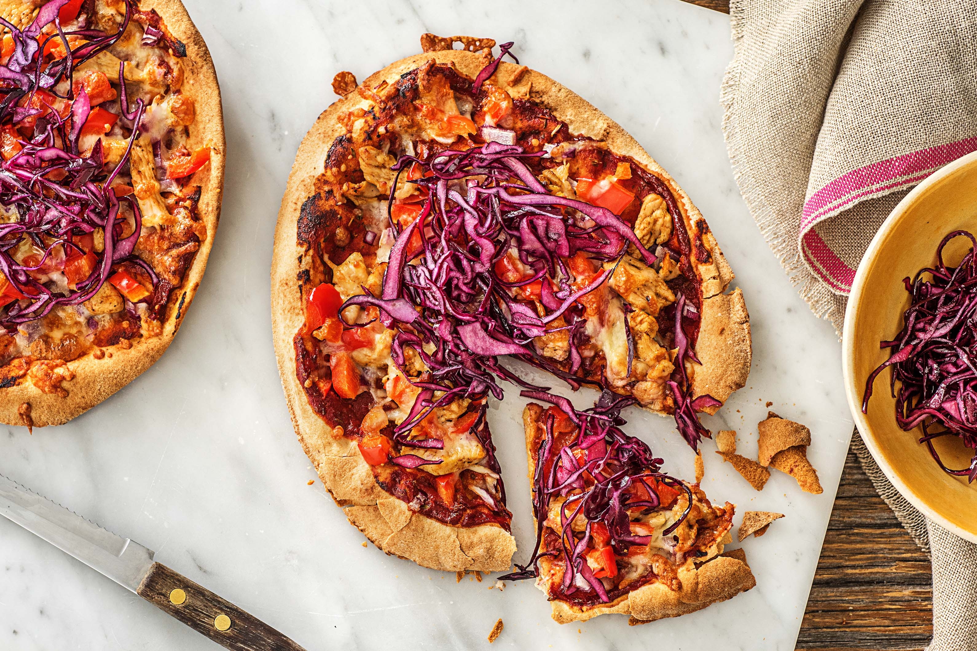 Platbroodpizza met rodekool en kipgyros