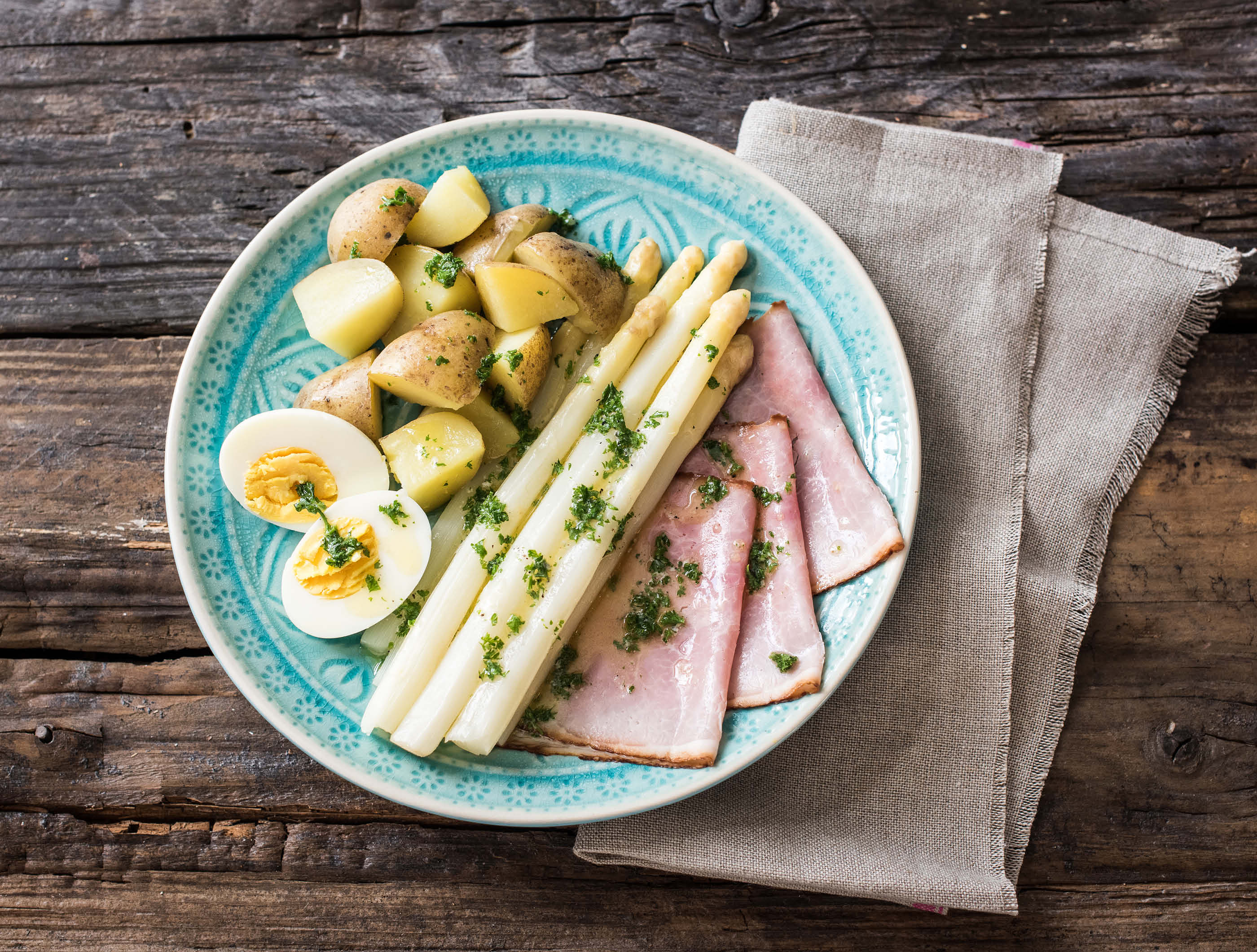 Witte asperges met achterham, gekookt ei en peterselie