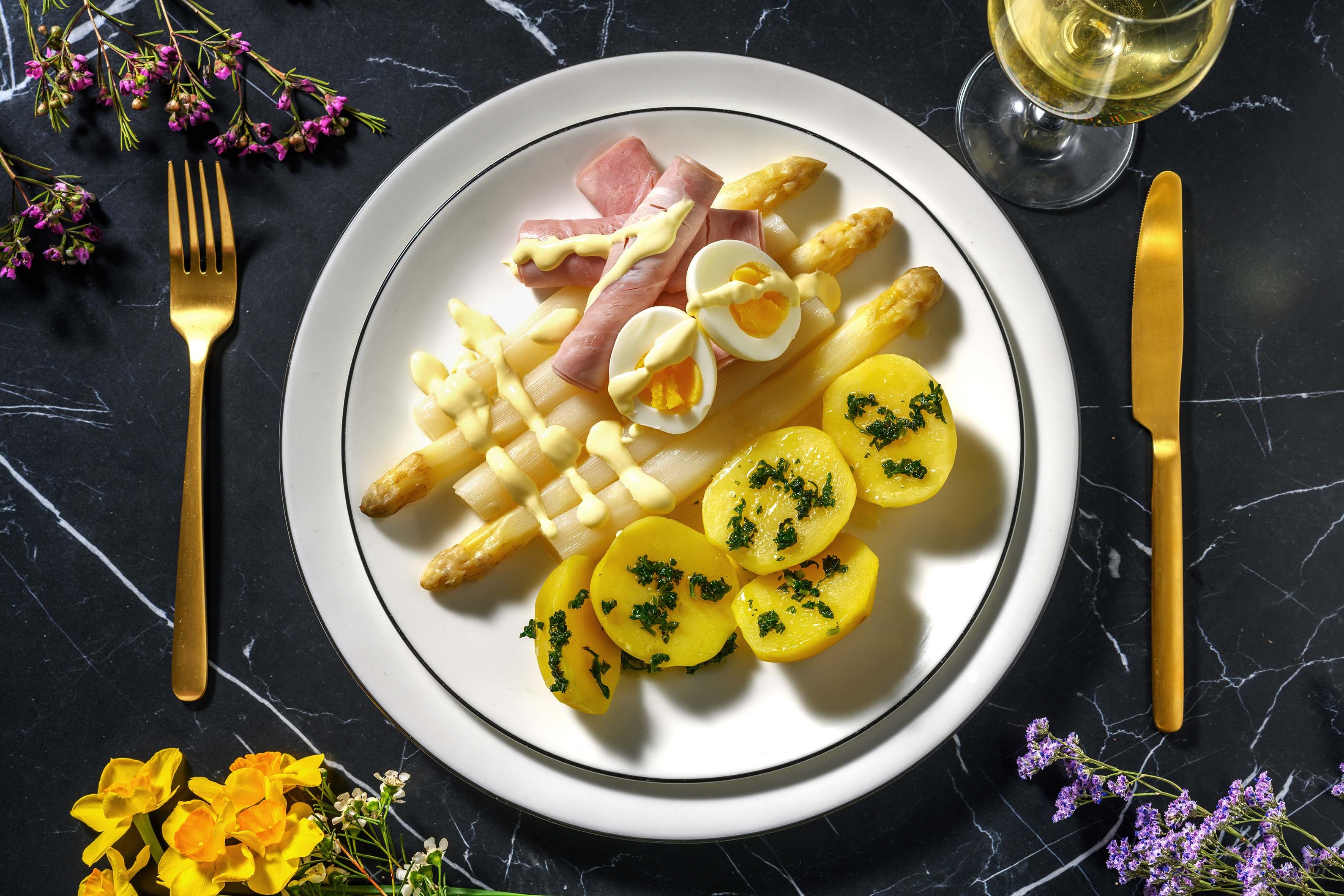 Asperges blanches au jambon avec un œuf dur