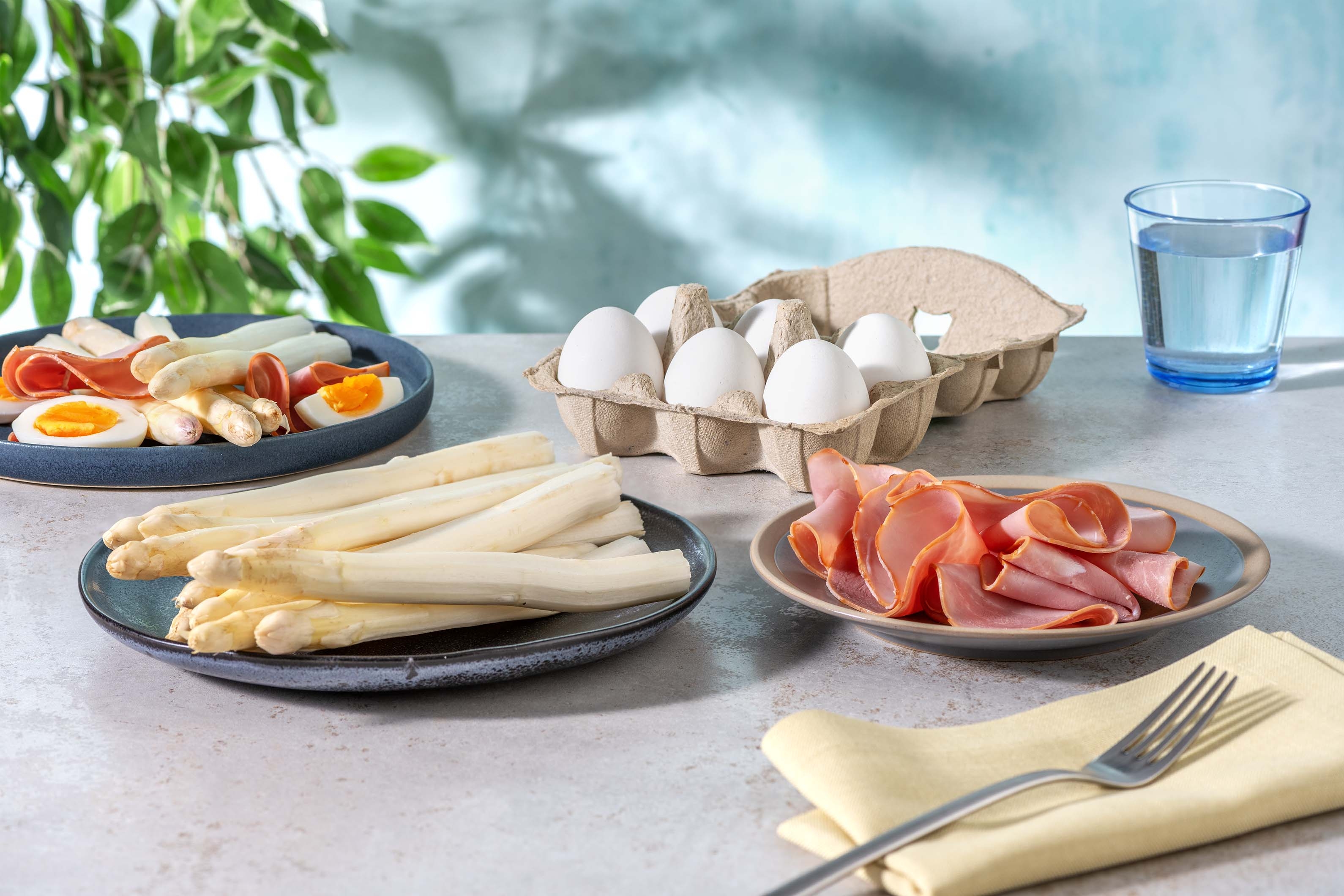 Asperges blanches, jambon et œuf