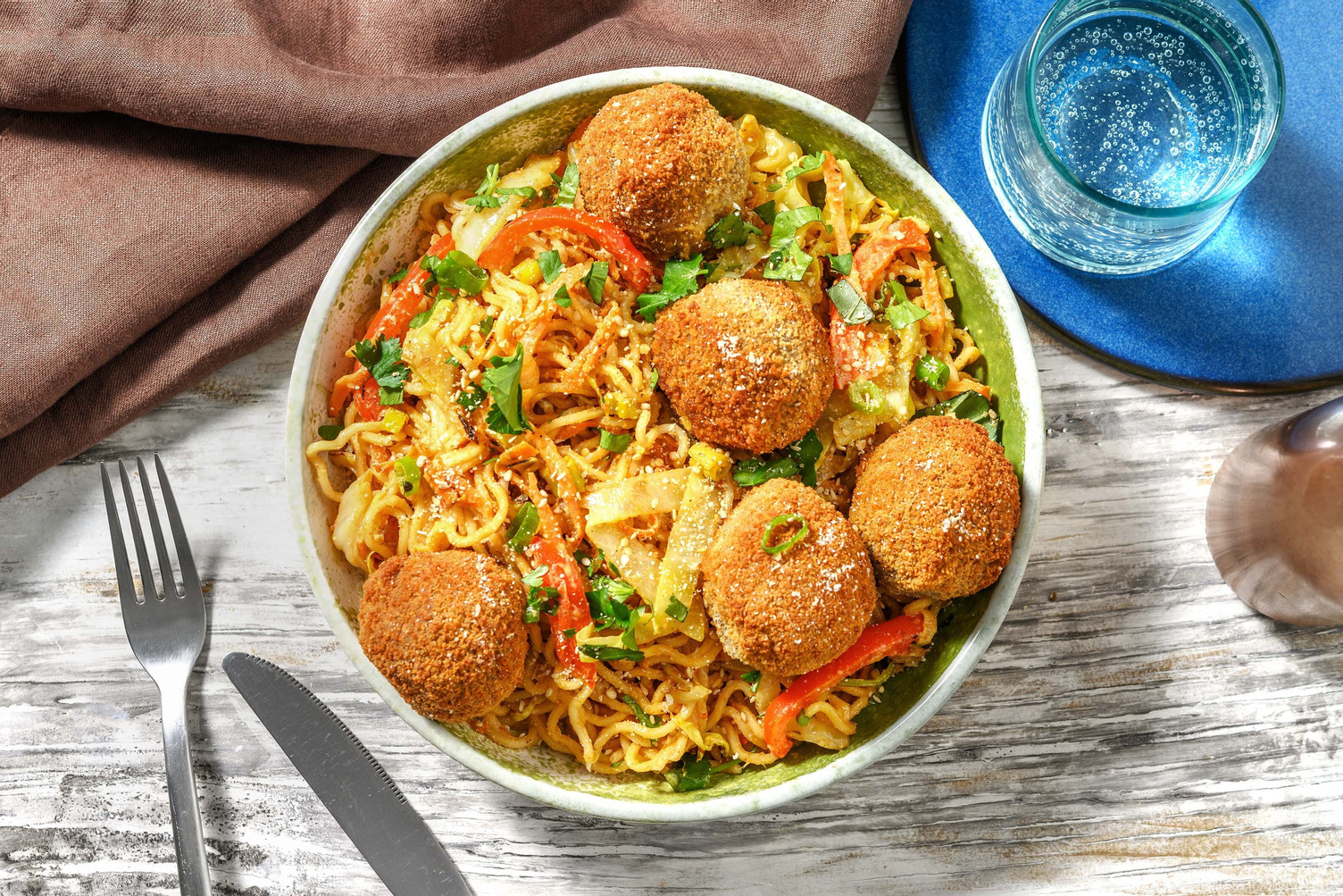 Wok de boulettes veggie thaï & sauce cacahuètes