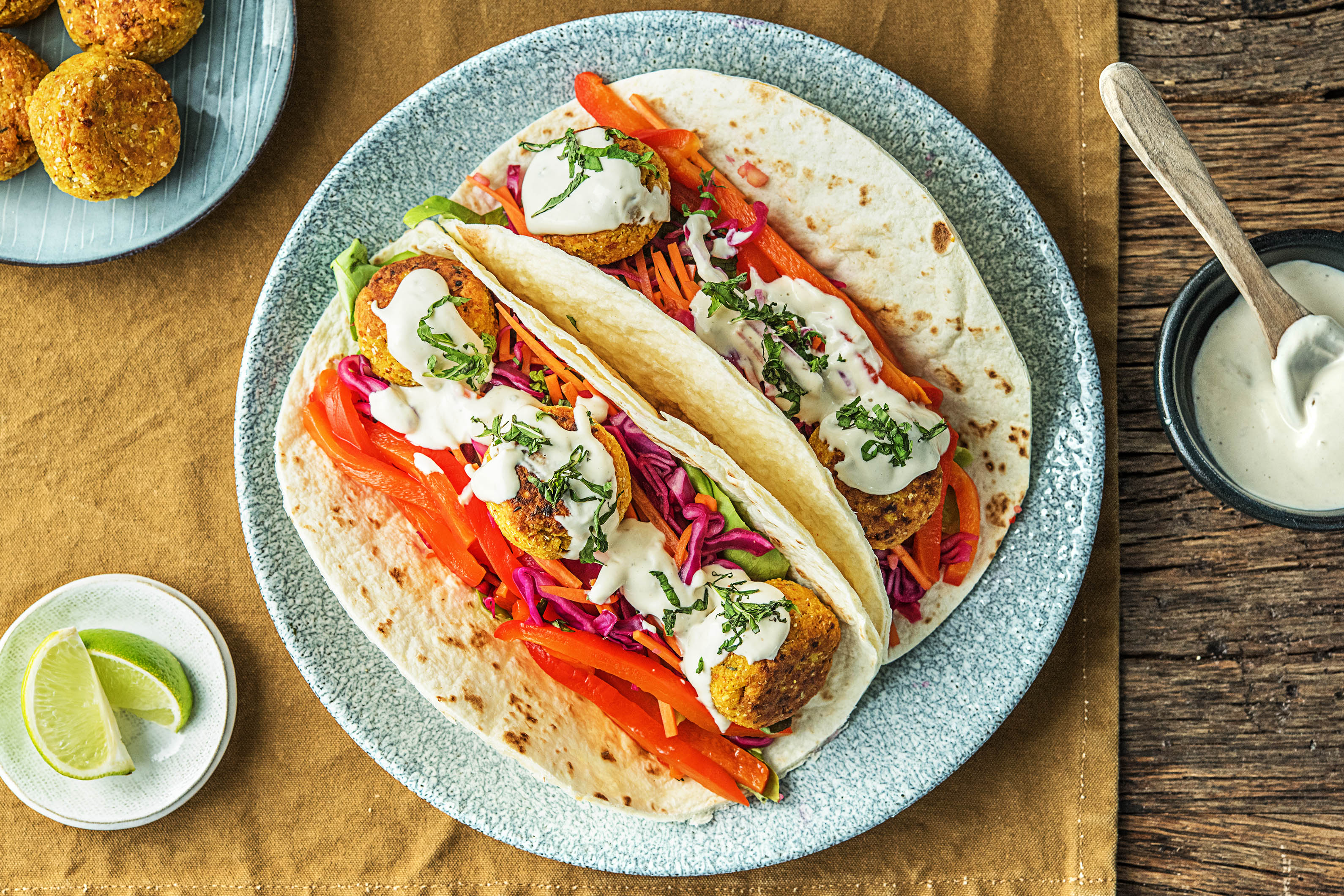Wrap met falafel, gepofte paprika en tahinsaus