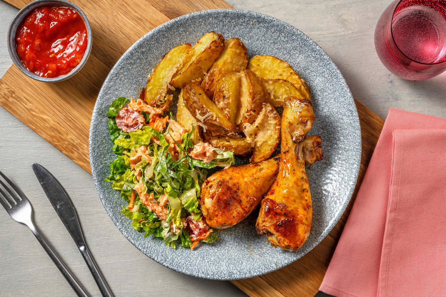 Würzige Chicken Drumsticks mit Rüeblisalat